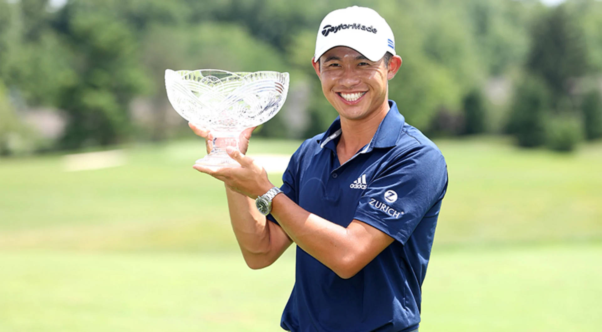 Collin Morikawa Houdt Een Glazen Trofee Achtergrond