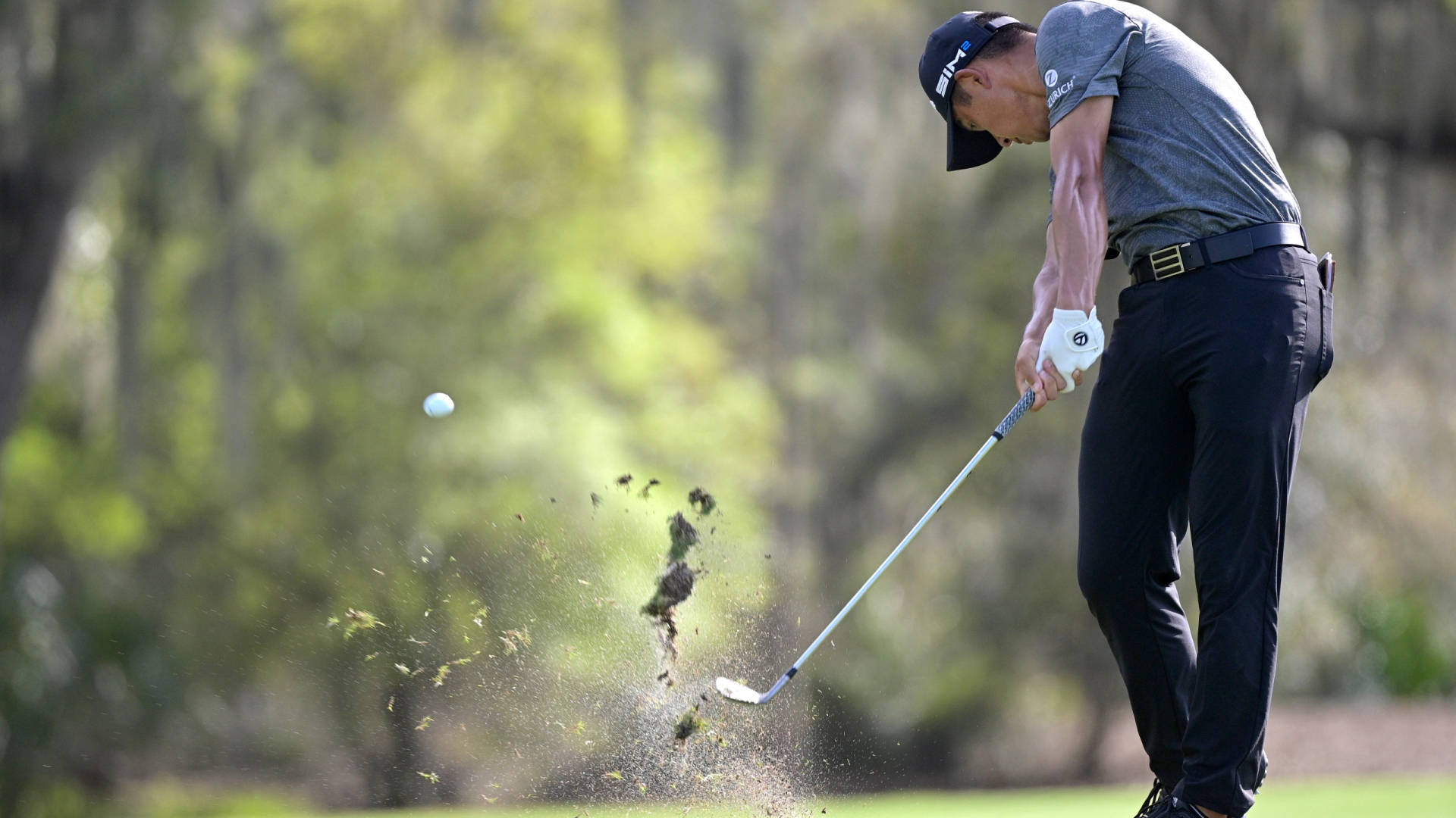 Collin Morikawa Sloeg De Bal Sterk Achtergrond