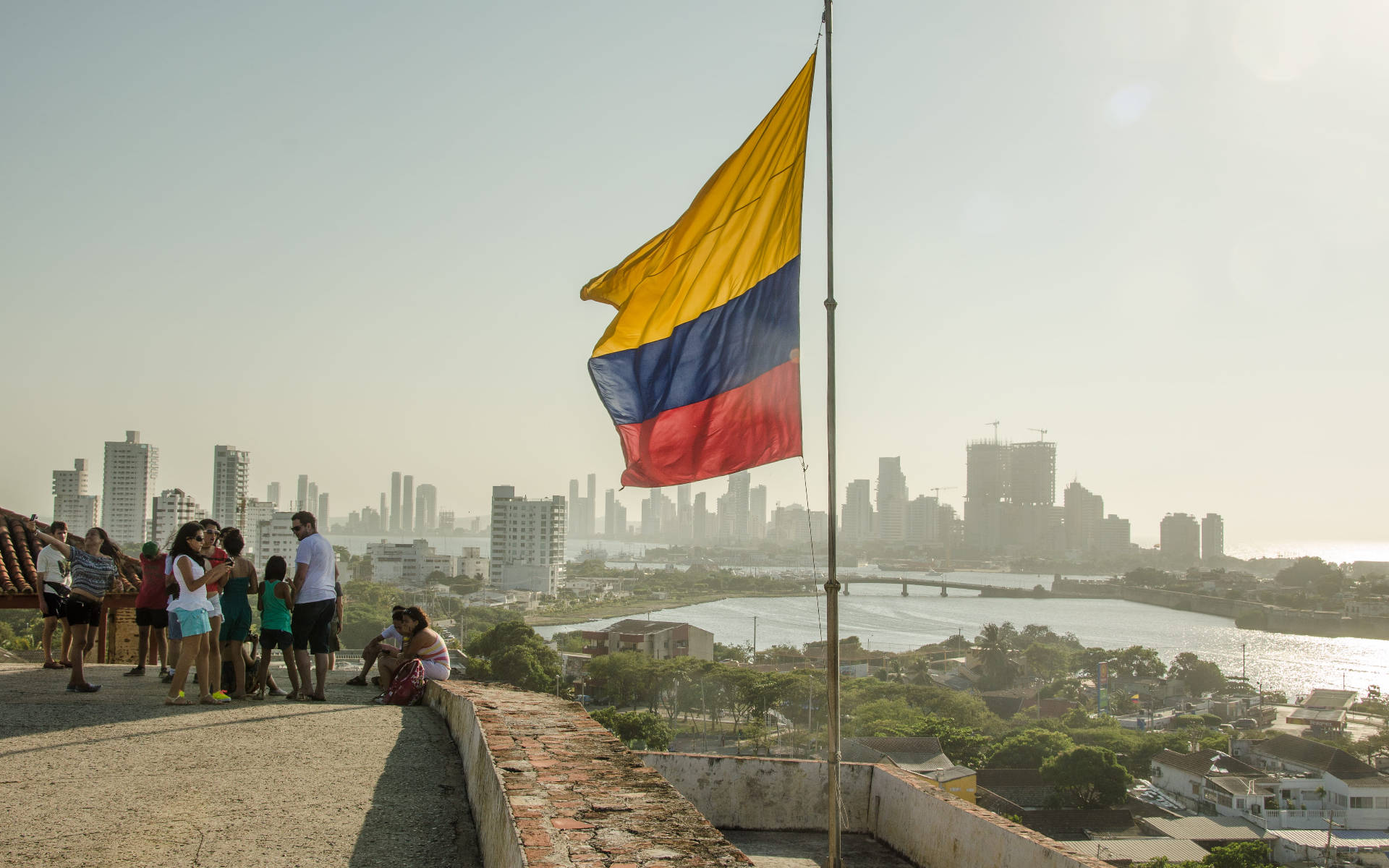 Banderade Colombia Junto Al Río. Fondo de pantalla