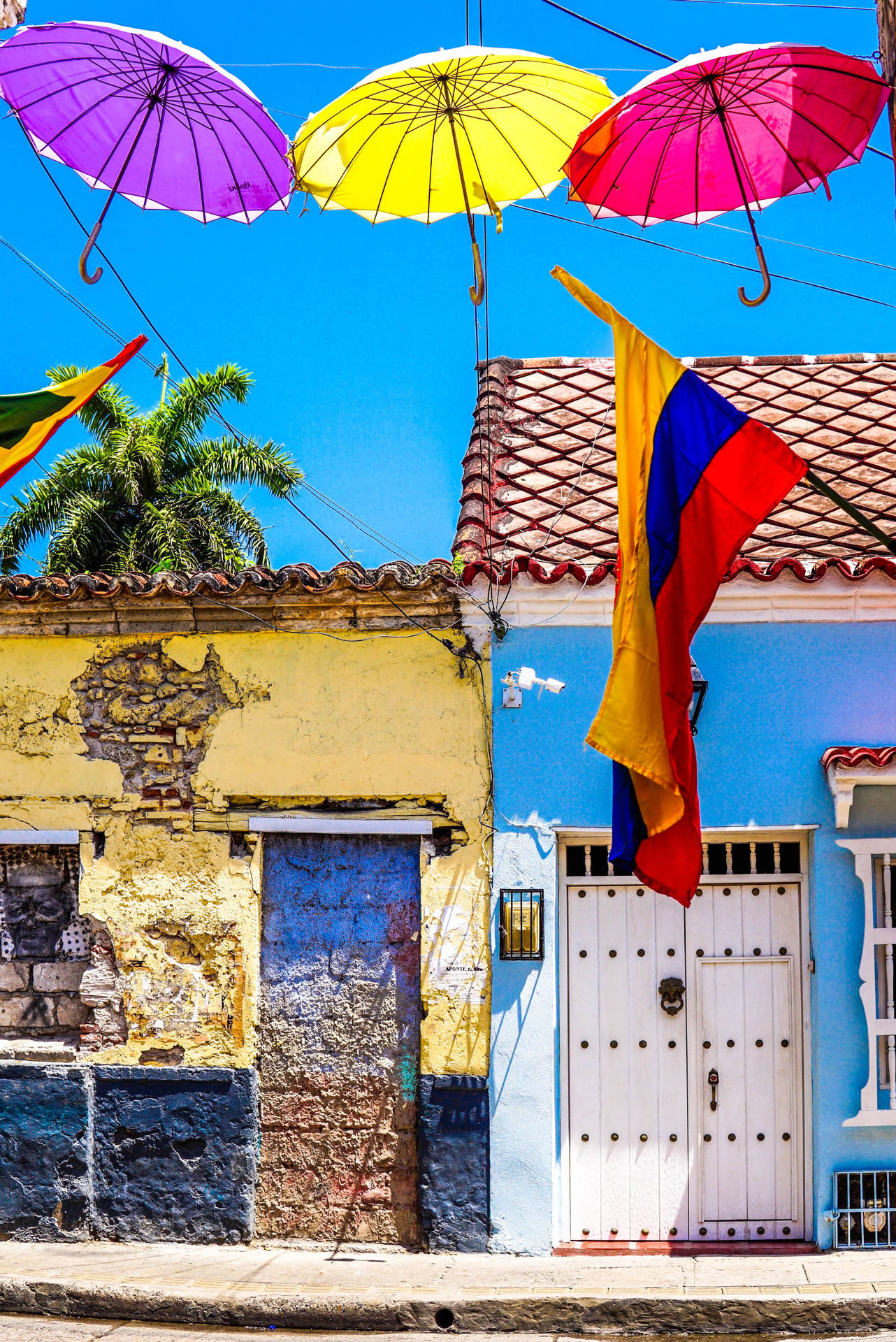 Kolumbianischeflagge In Einem Dorf Wallpaper