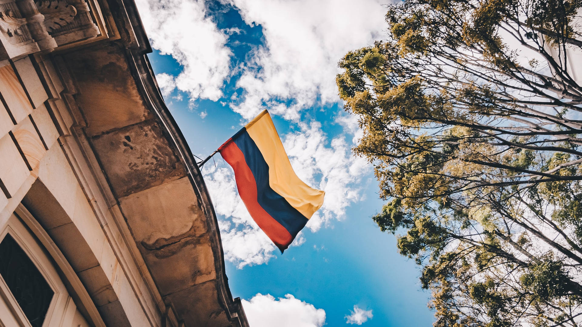 Kolumbiensflagga Gamla Byggnader. Wallpaper
