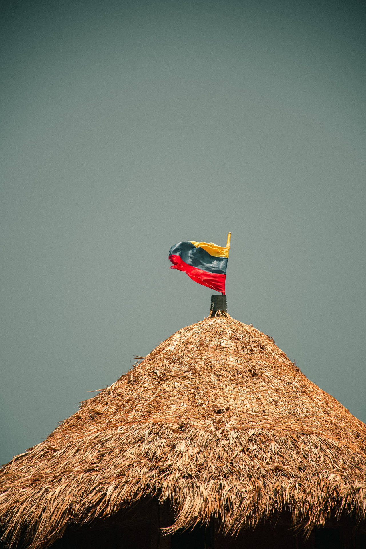 Kolumbianischeflagge Auf Einer Hütte Wallpaper