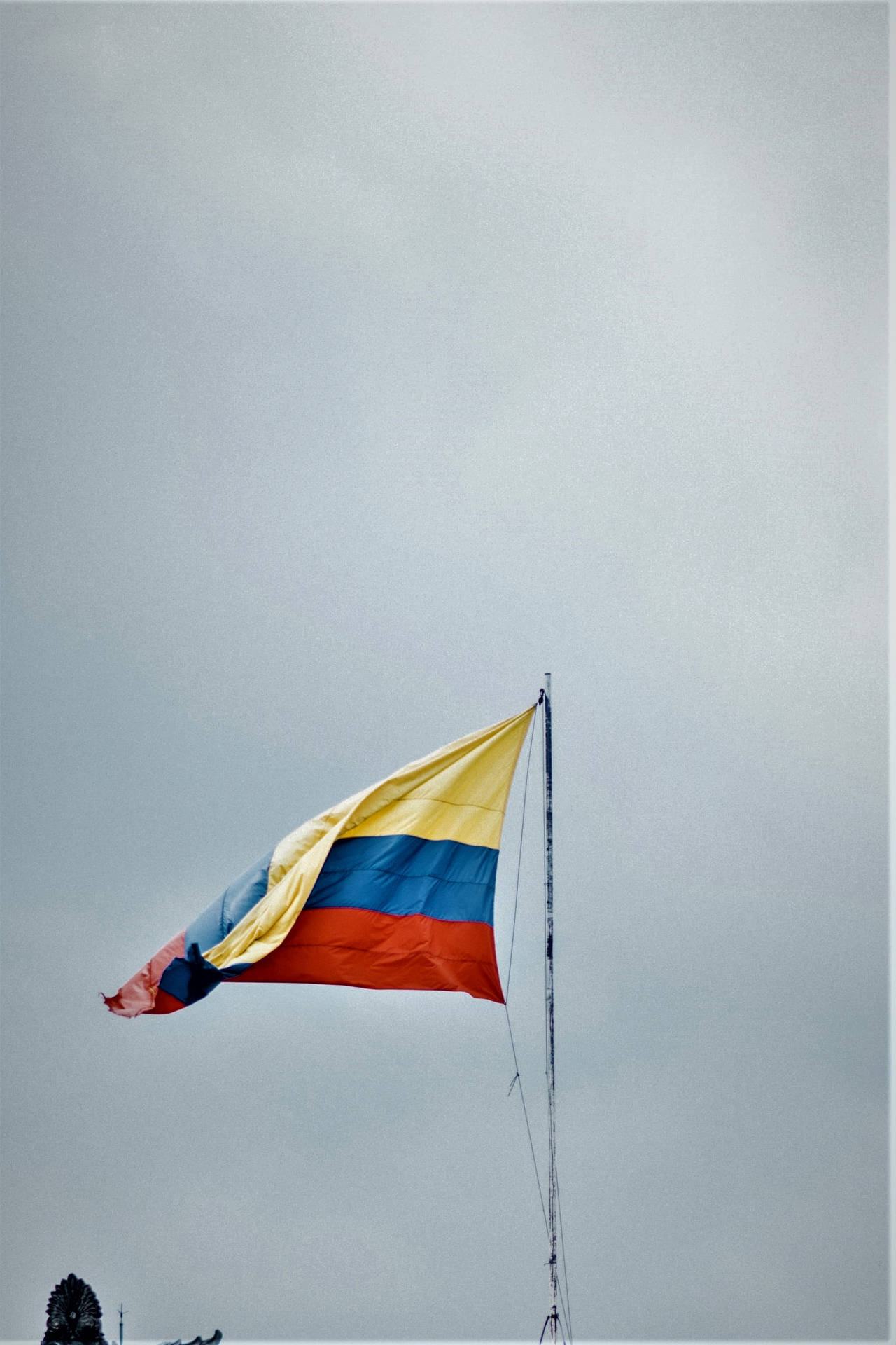 Bandiera Della Colombia Sotto Le Nuvole Grigie Sfondo