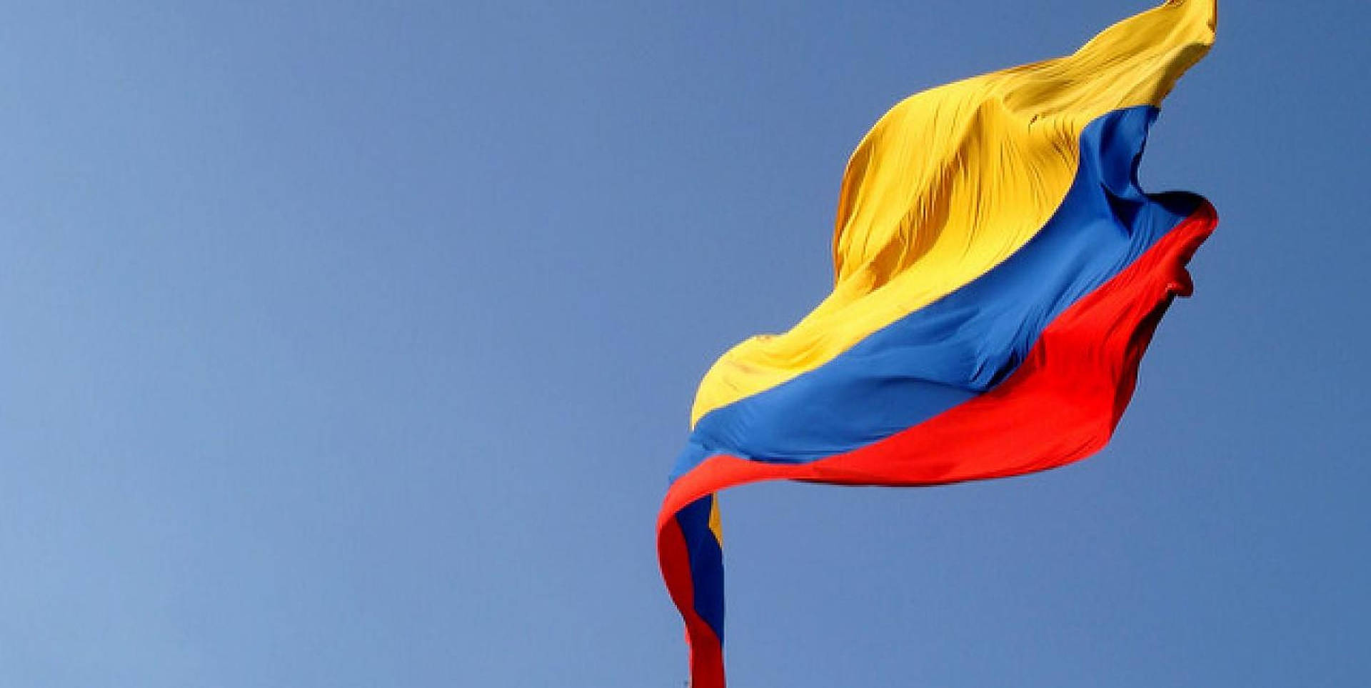 Kolumbianischeflagge Blauer Himmel Wallpaper