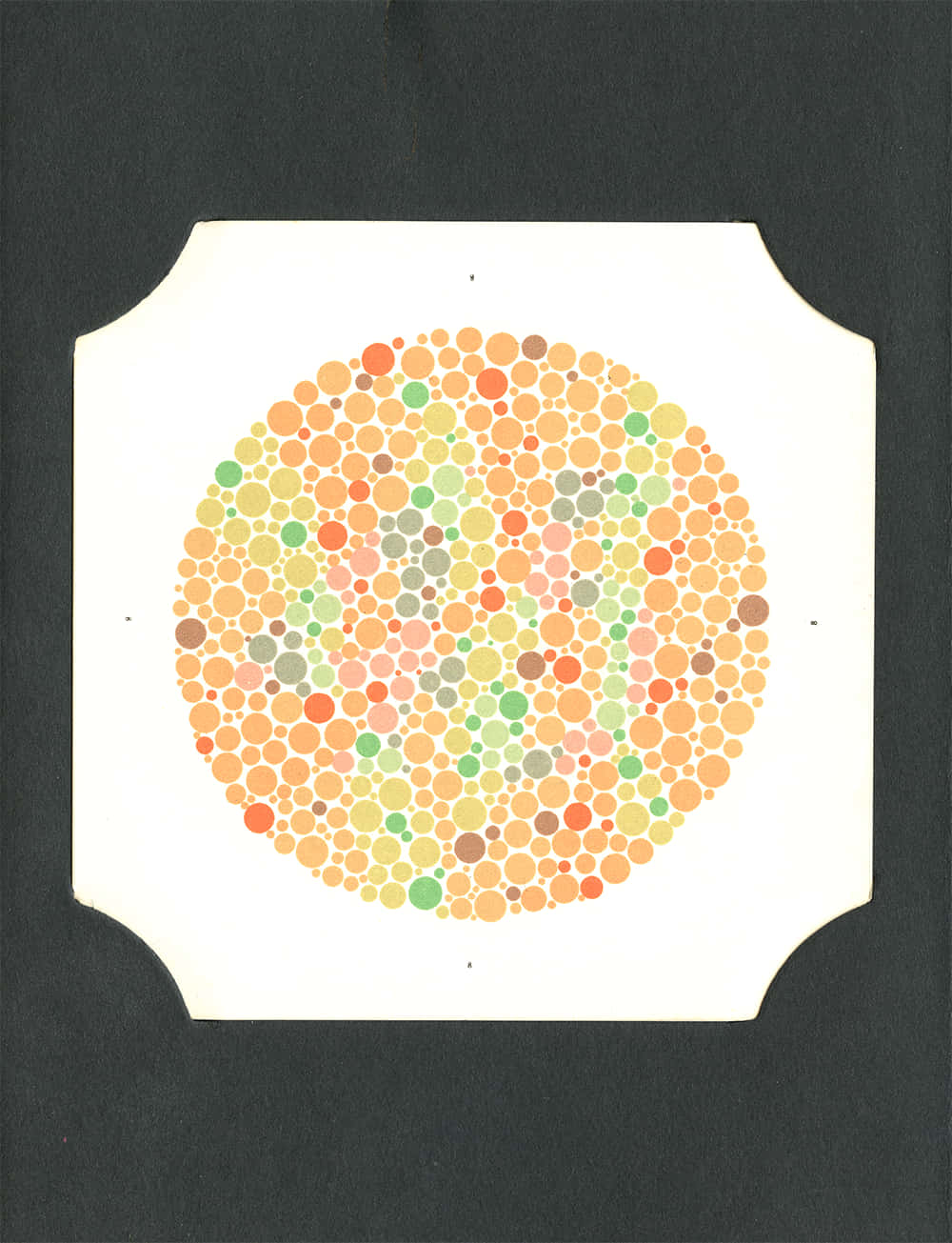 En farvekort med en cirkel af prikker i midten.