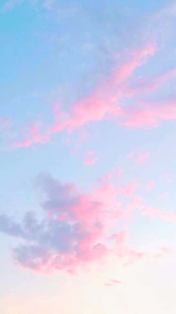 Nuvensrosa E Azul No Céu. Papel de Parede