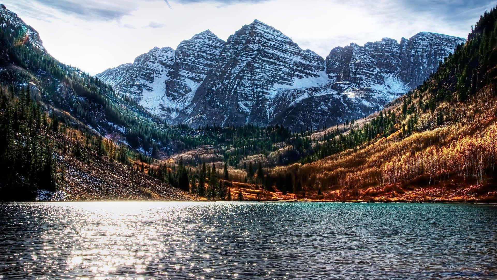 Nyd skønheden af Colorado natur med et betagende bjerg tapet. Wallpaper