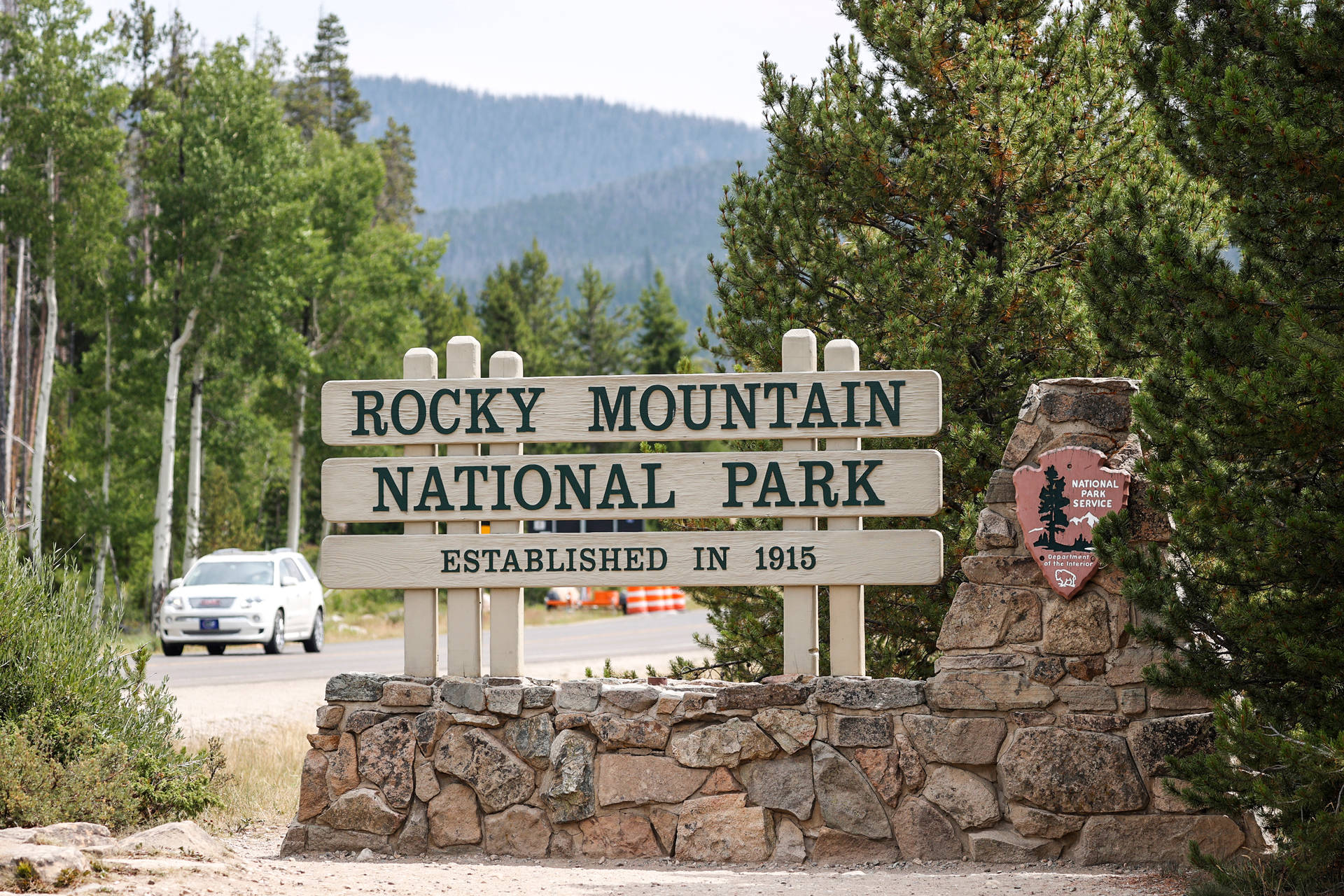 Eingangzum Rocky Mountain Nationalpark In Colorado Wallpaper