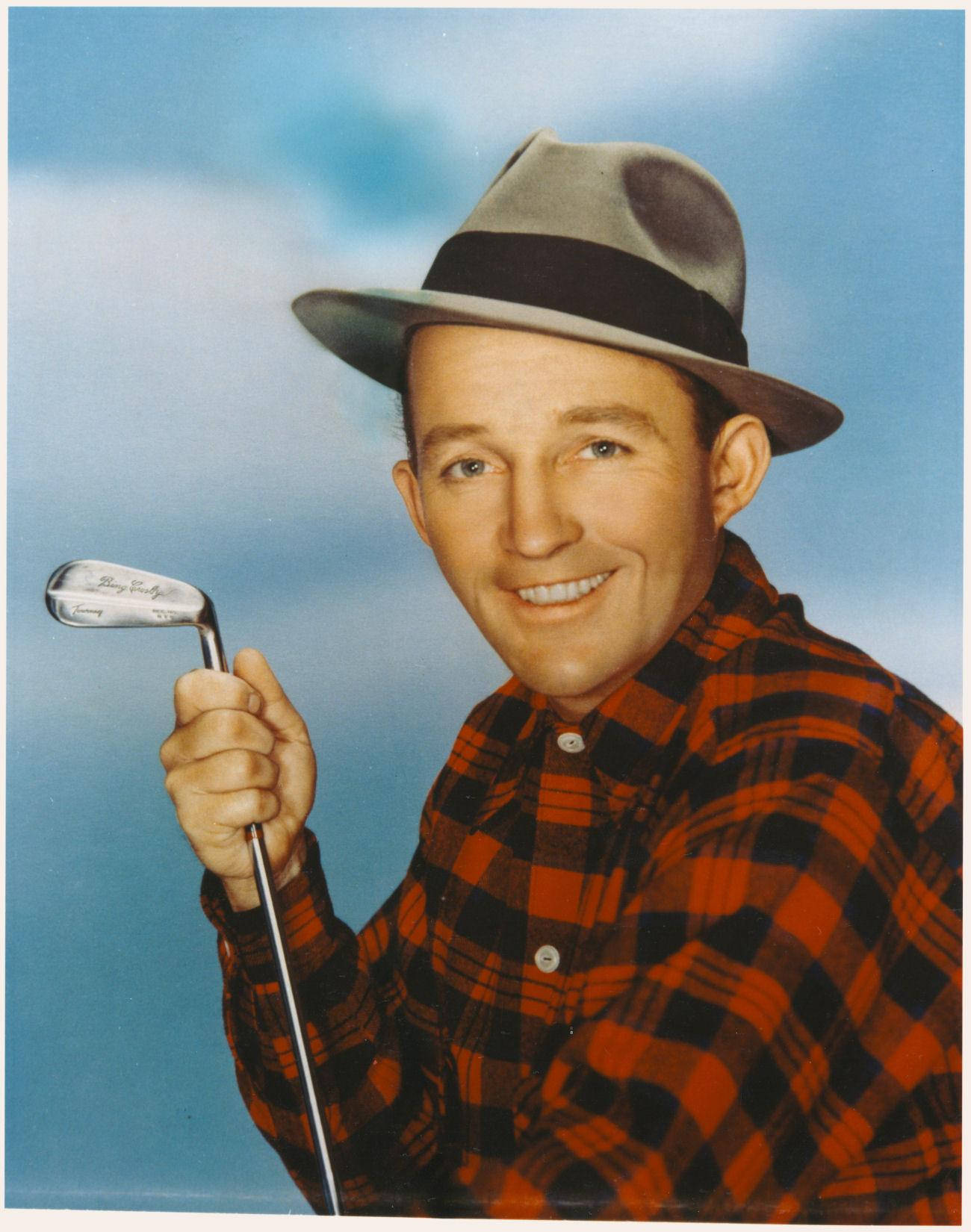 Farvet Bing Crosby Med Golfklub Wallpaper
