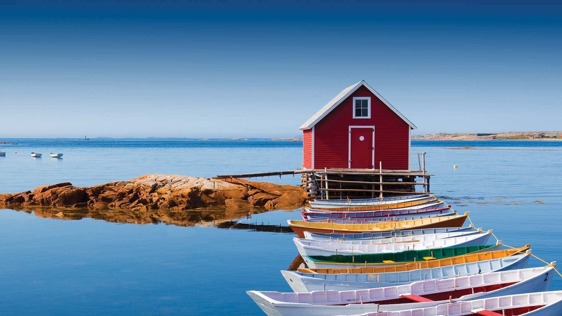 Fargerike Båter Og Rød Hytte Ved Vannet Bakgrunnsbildet