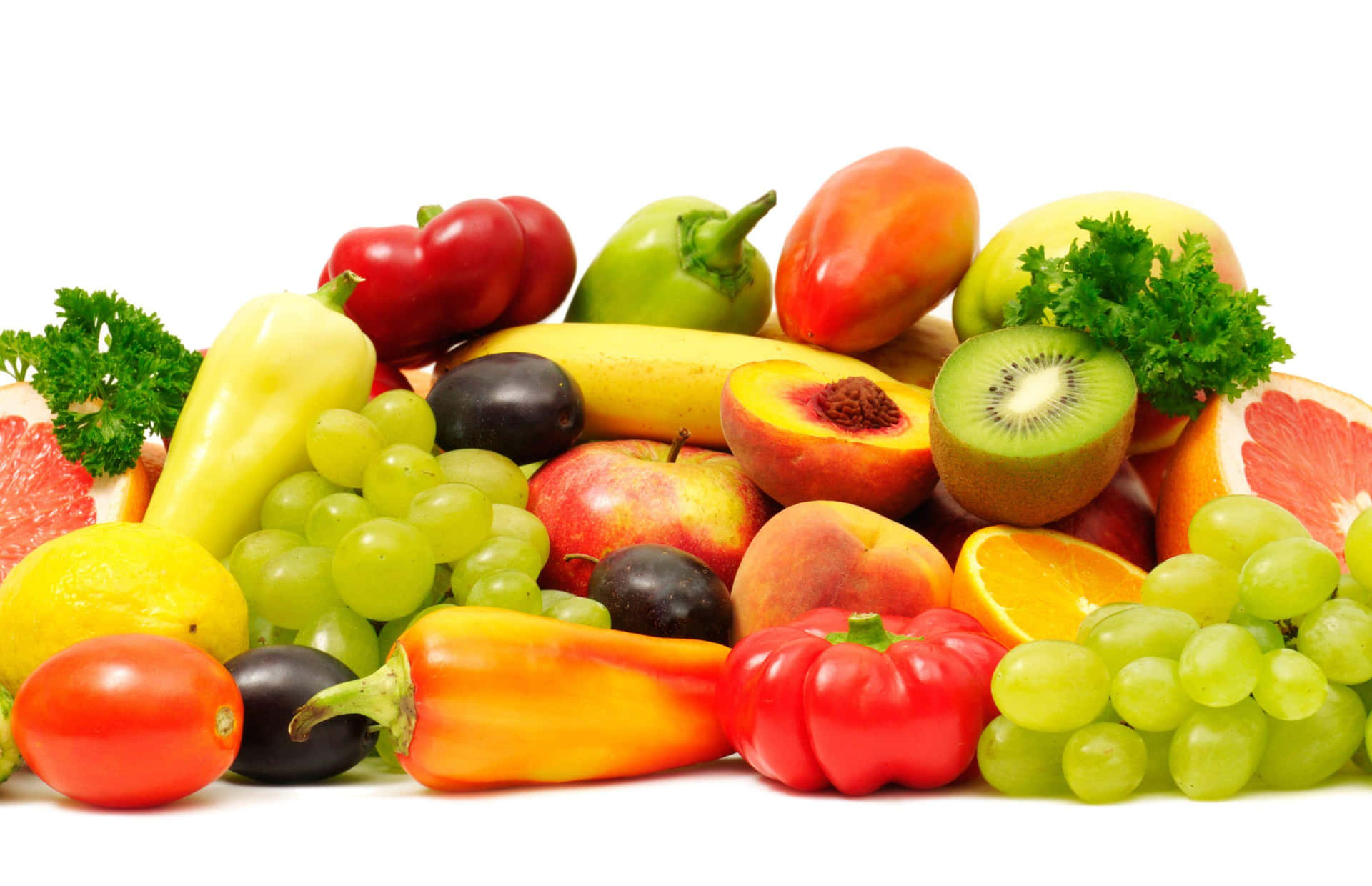 Овощи и фрукты на белом фоне