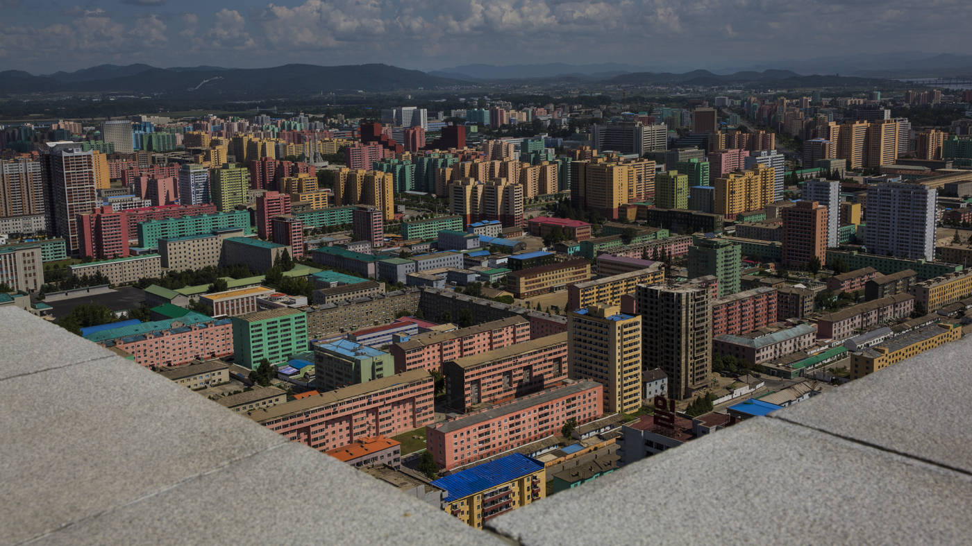 Färggladabyggnader I Pyongyang. Wallpaper