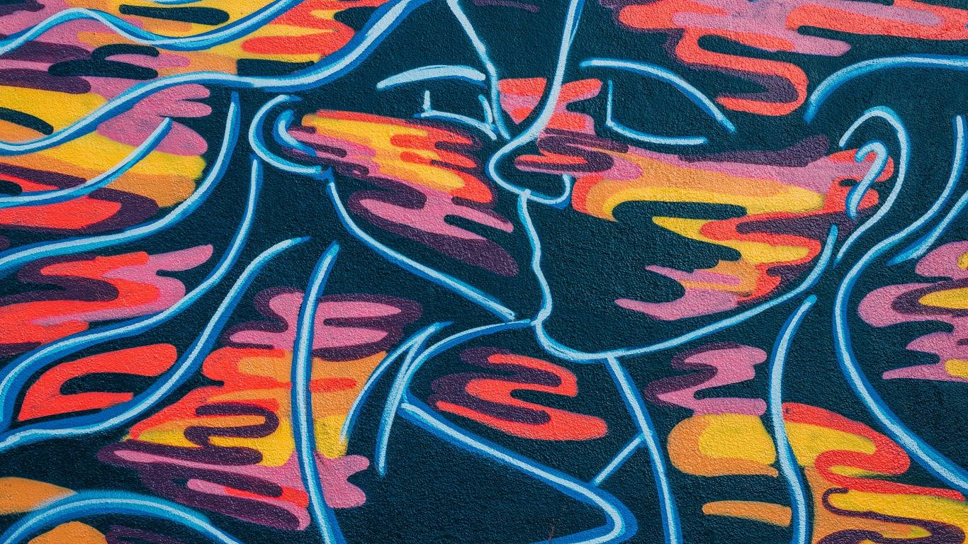 Coloridofondo De Pantalla De Beso De Pareja Graffiti En Computadora Portátil. Fondo de pantalla