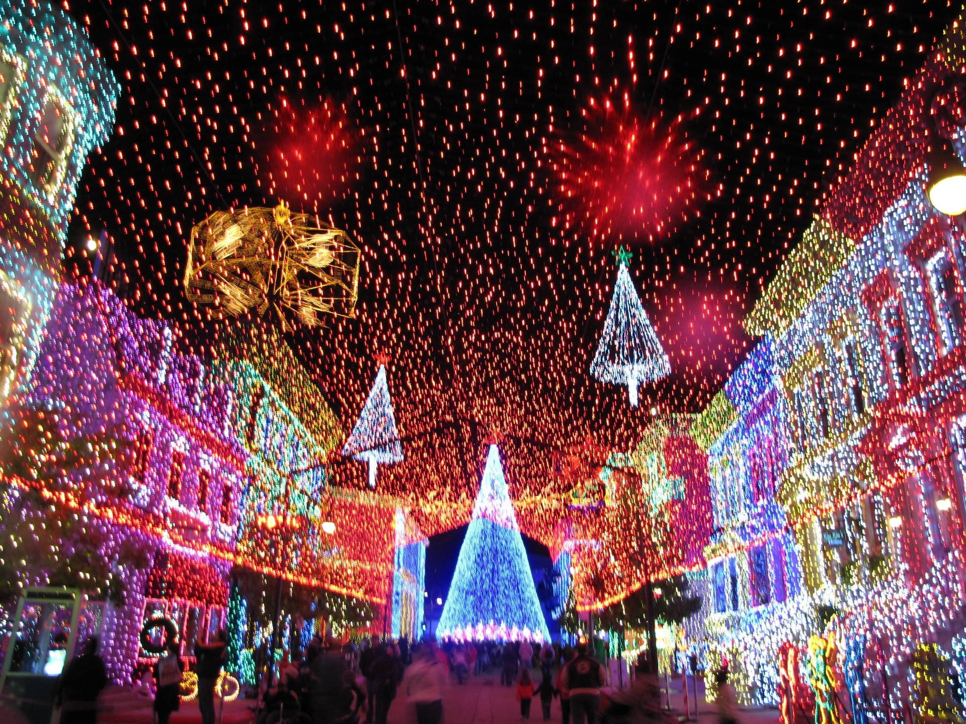 Lucesfestivas Y Coloridas De Navidad En Una Amplia Toma De Ángulo. Fondo de pantalla