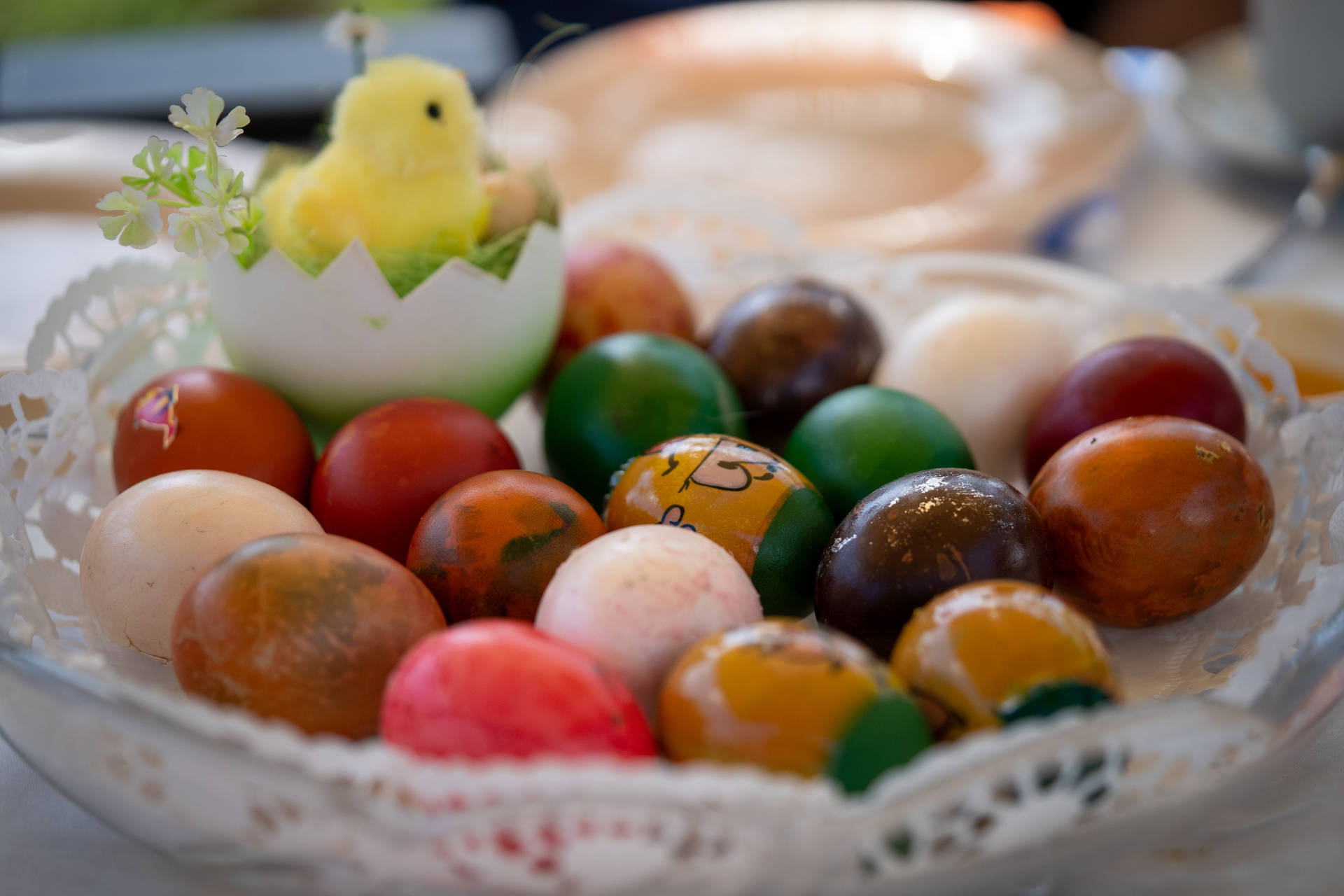 Huevosde Codorniz Coloridos De Felices Pascuas Con Pollito. Fondo de pantalla
