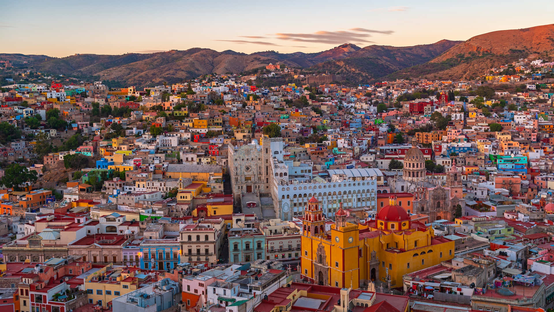 Ville Colorée Sur La Colline Au Coucher De Soleil Fond d'écran