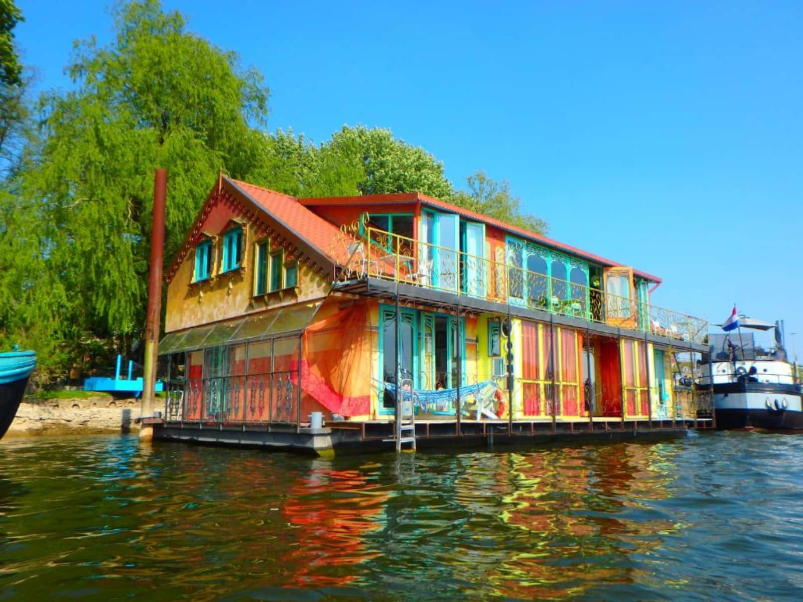 Colorful Houseboaton Water Arnhem Wallpaper