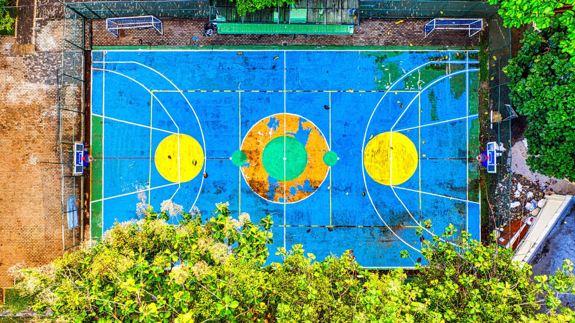 Farverig udendørs basketballbane Wallpaper