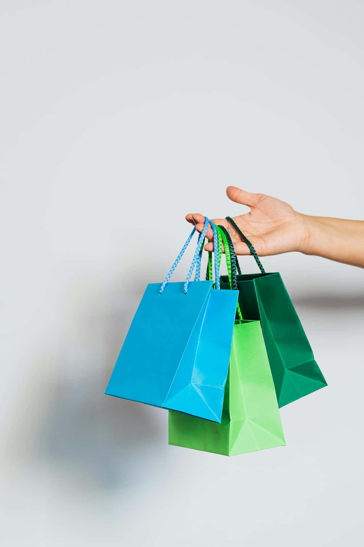 Colorful Shopping Bags Heldin Hand Wallpaper