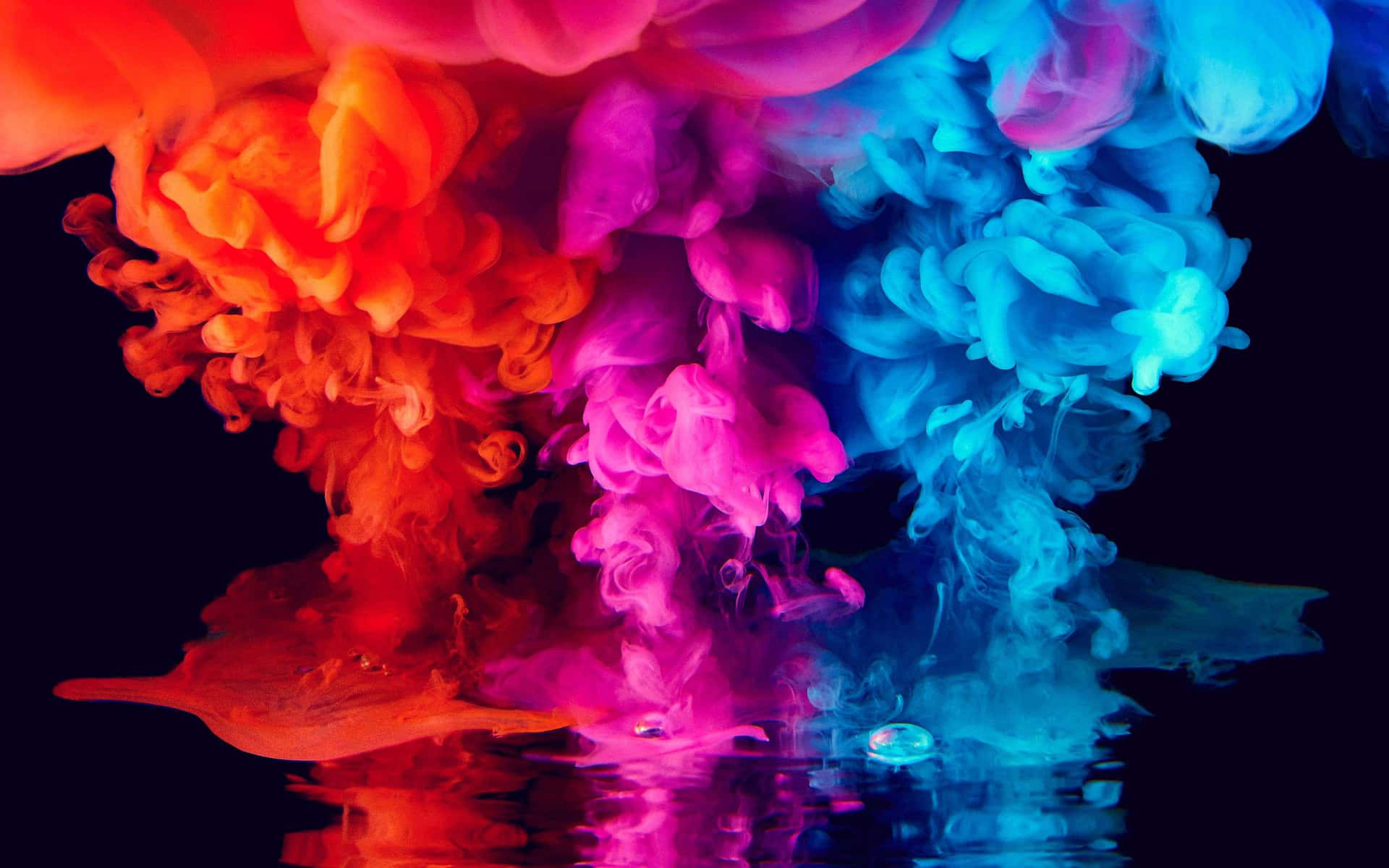 Et kaleidoskop af farver produceret af røg og spejle. Wallpaper