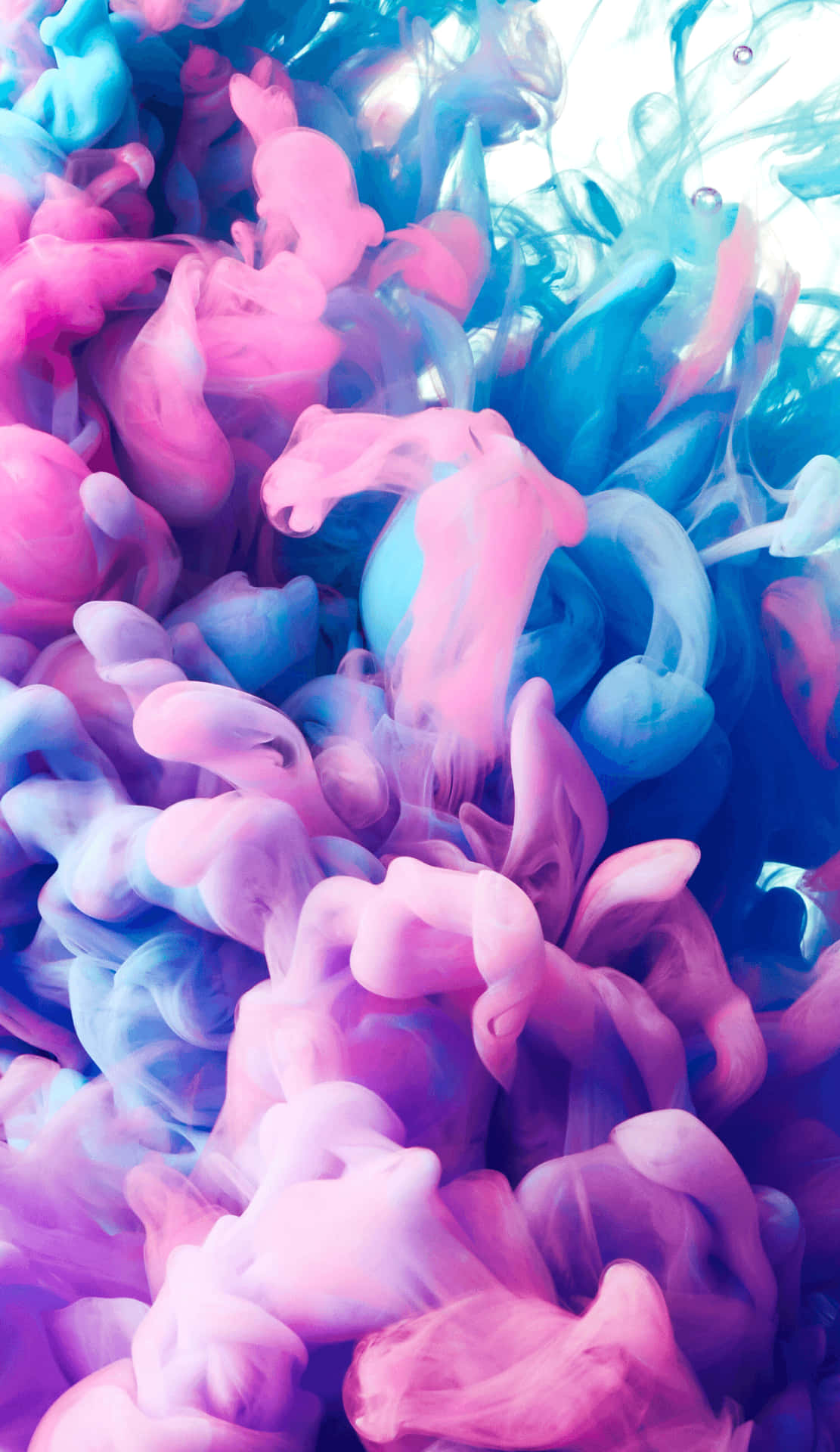 Eineblaue Und Pinke Flüssigkeit Schwebt In Der Luft. Wallpaper