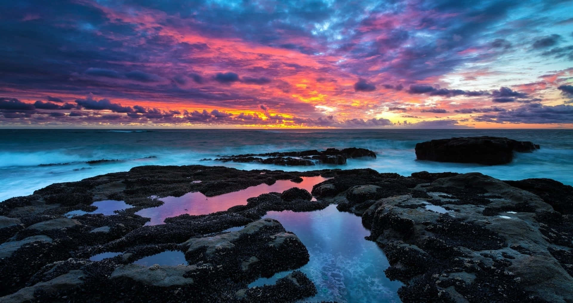 Awe-Inspiring Colorful Sunset Over the Horizon Wallpaper
