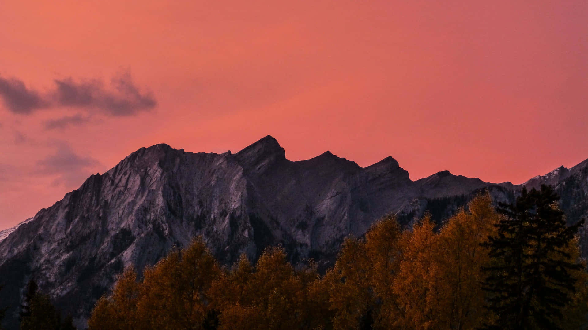 A Stunning Radiance: Vibrant Sunset Colors Illuminate the Sky Wallpaper