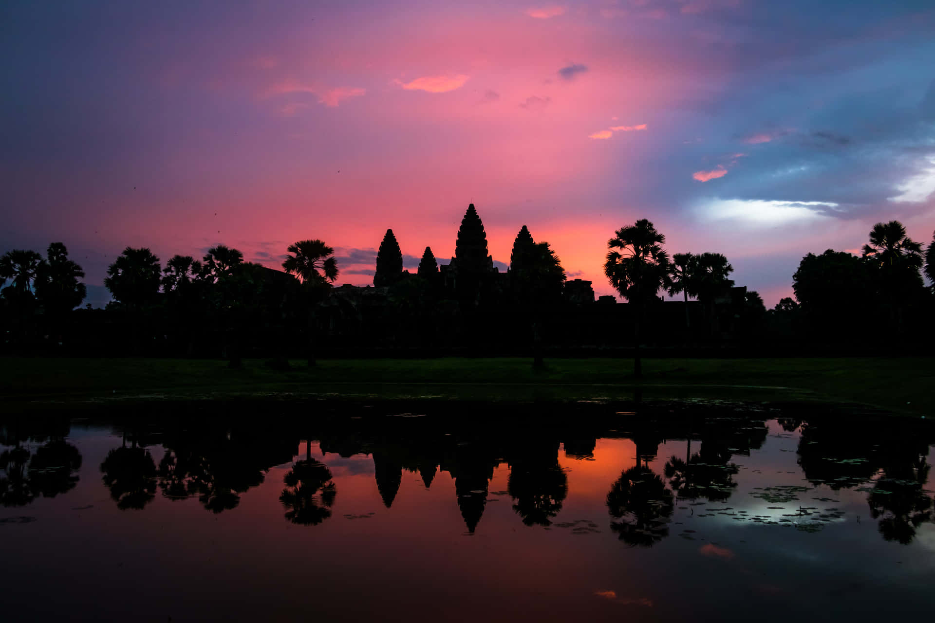 Pôrdo Sol Colorido Sobre Angkor Thom. Papel de Parede