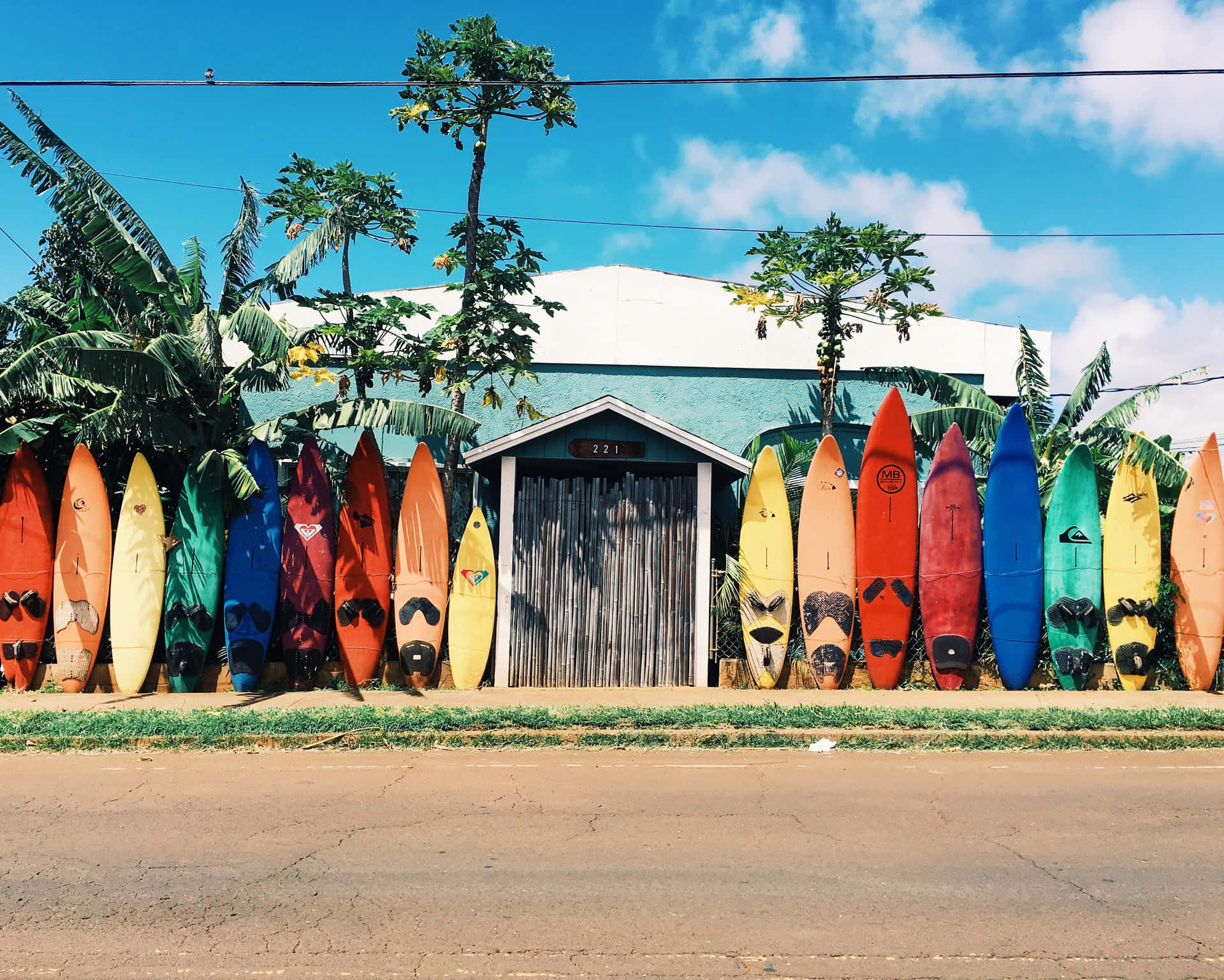 Casade Tablas De Surf Coloridas. Fondo de pantalla