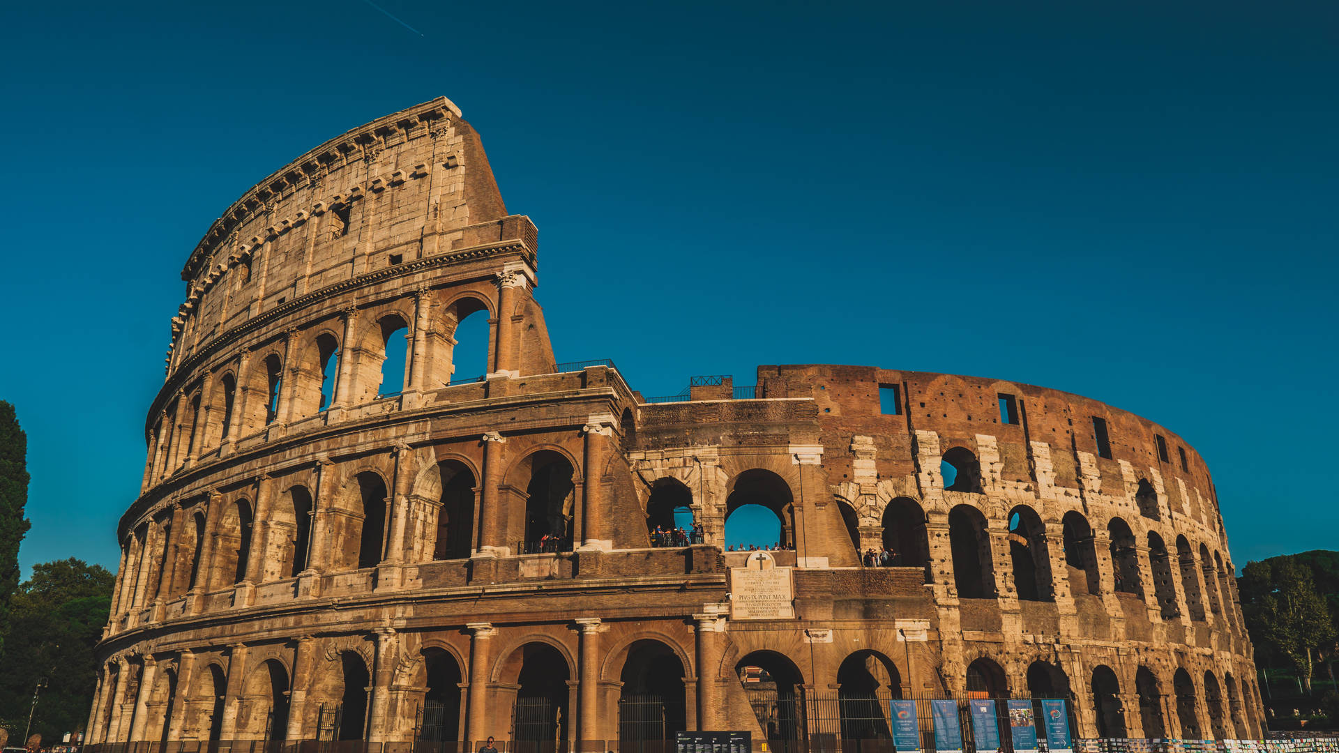 Coliseoen Roma Bajo Un Cielo Azul Oscuro. Fondo de pantalla