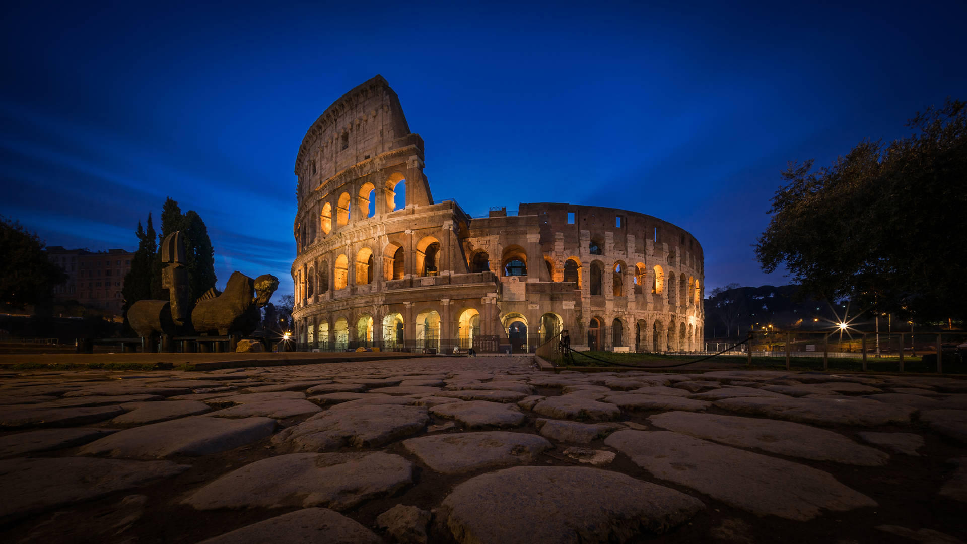 Colosseum i Rom under den skyede nattehimmel Wallpaper