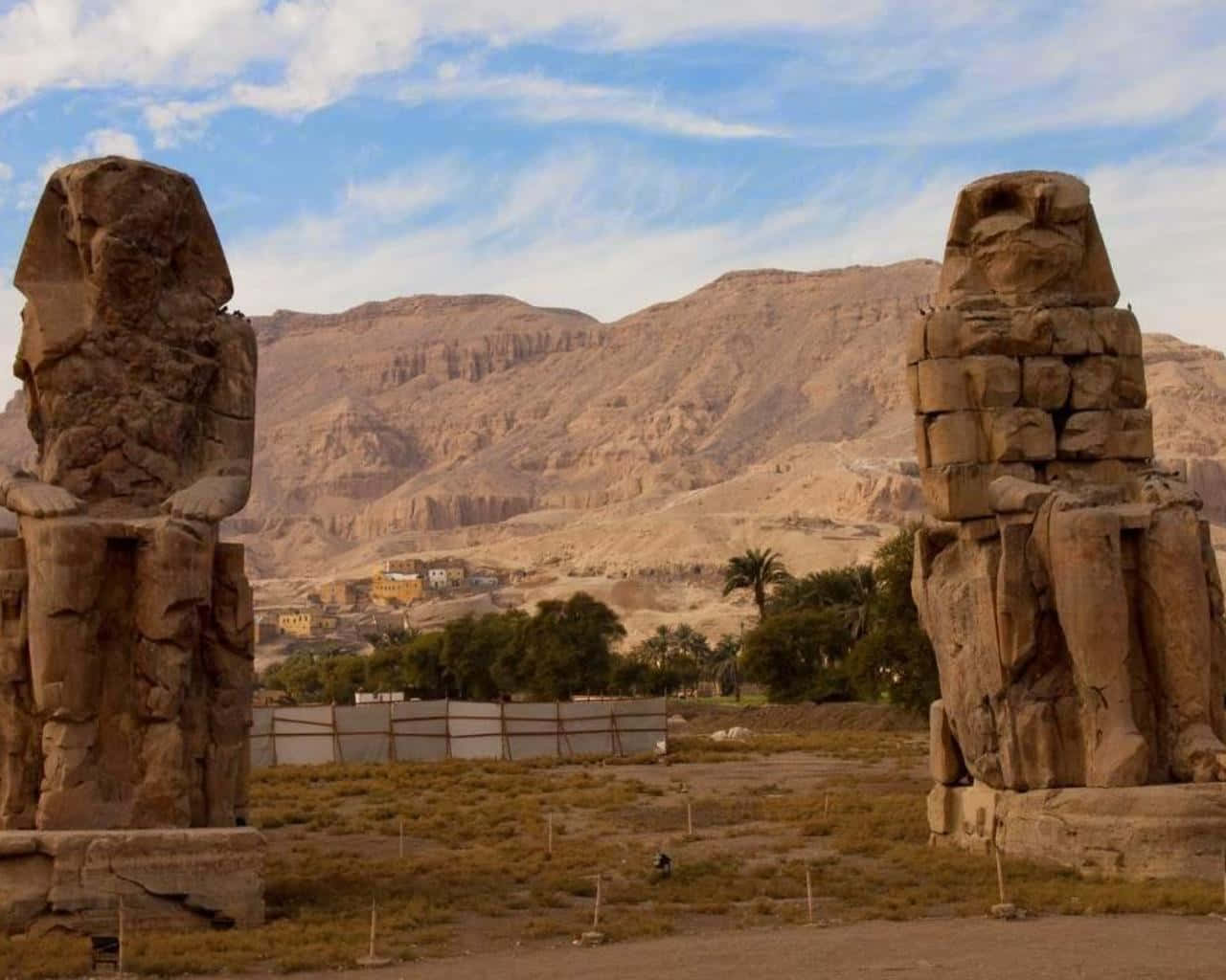 Colossi_of_ Memnon_ Ancient_ Egyptian_ Statues Wallpaper