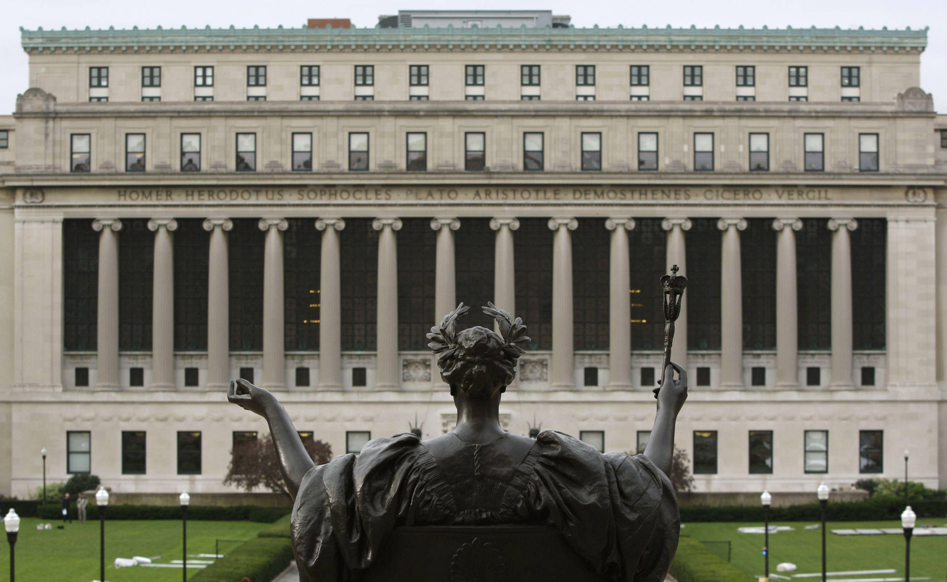 Columbiauniversity Butler Library Alma Mater Can Be Translated Into Spanish As 