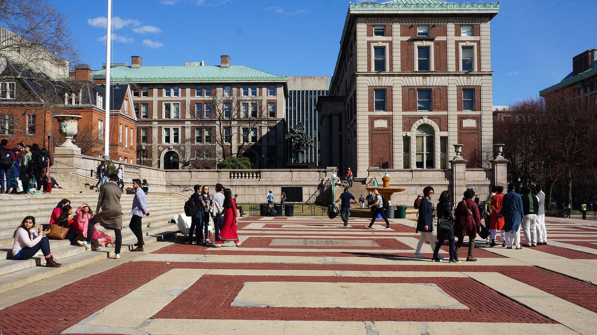 Columbiauniversity Menschenmenge Von Studenten Wallpaper