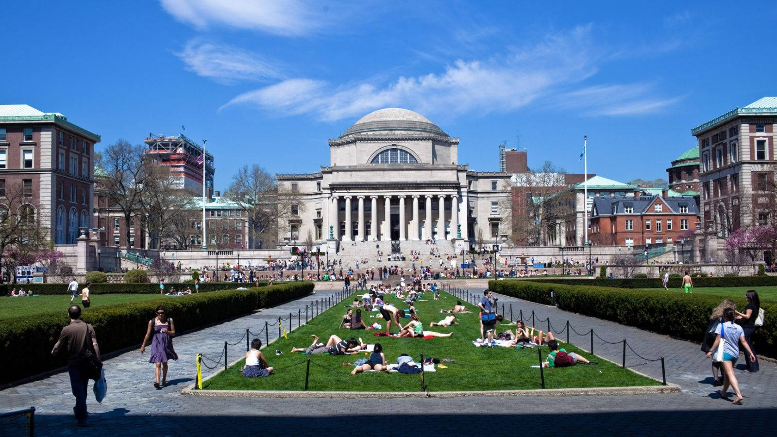Columbia University Grounds Full Of Students Wallpaper