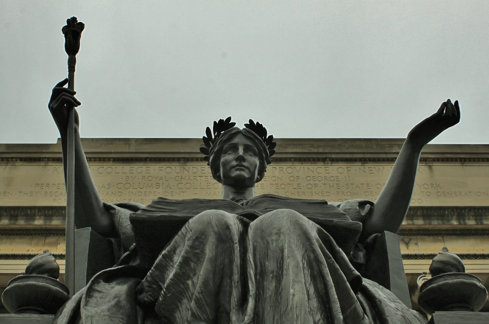 Vistade Gusano De La Escultura De La Universidad De Columbia. Fondo de pantalla