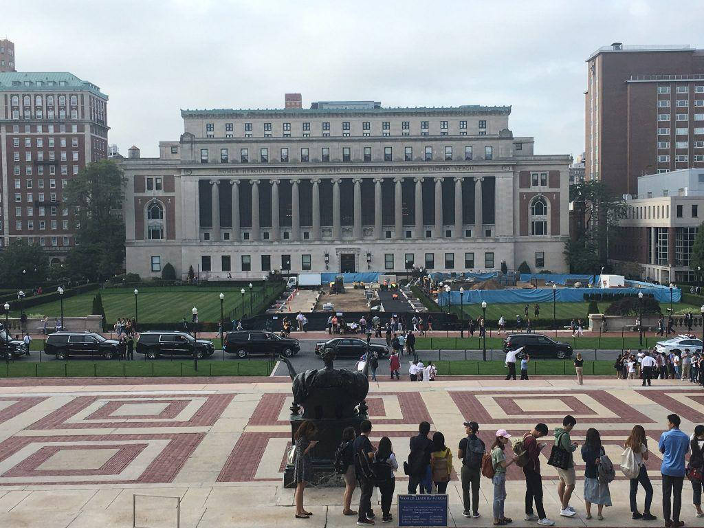 Studerende fra Columbia Universitet nær skulpturen Wallpaper