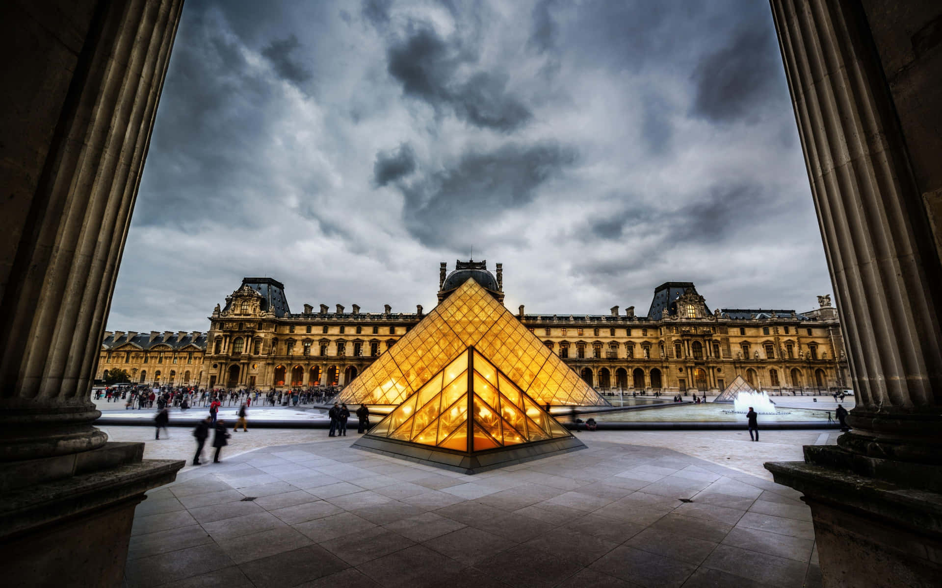 Kolonramme Louvre Museummotiv Wallpaper