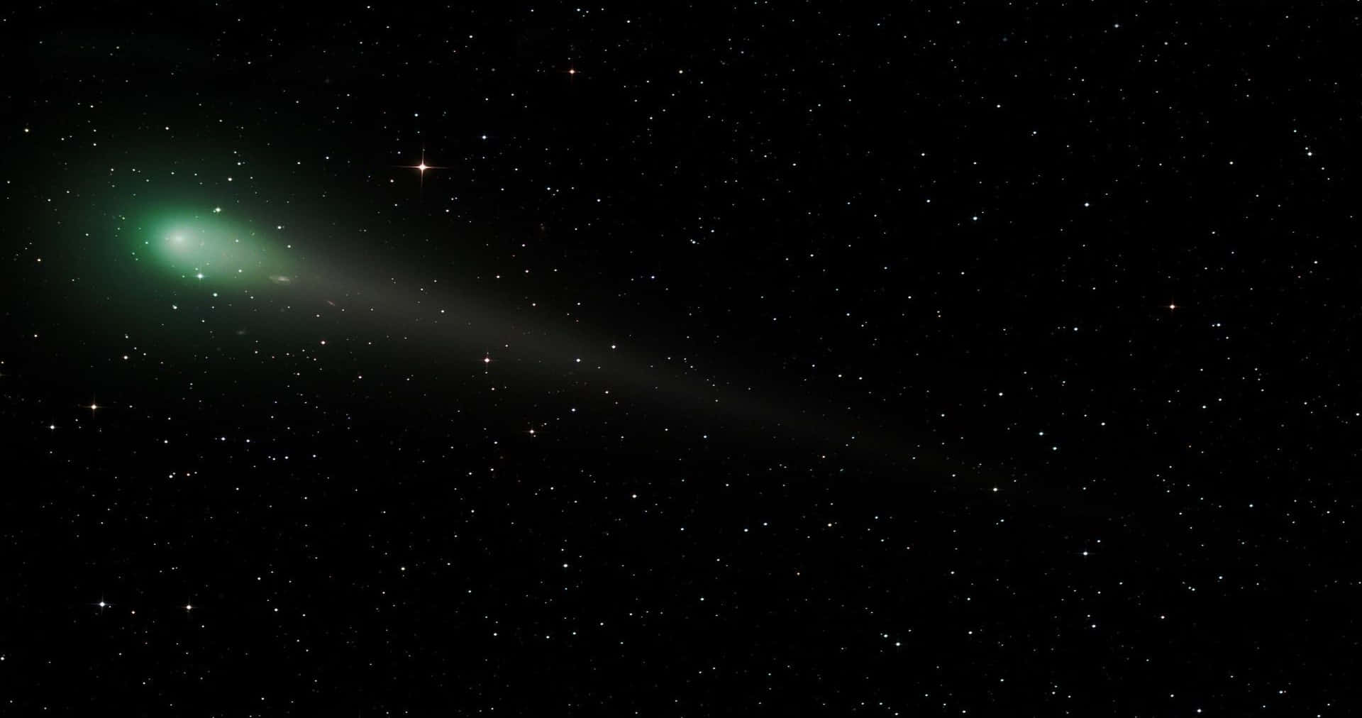 Captivating Comet in the Night Sky Wallpaper