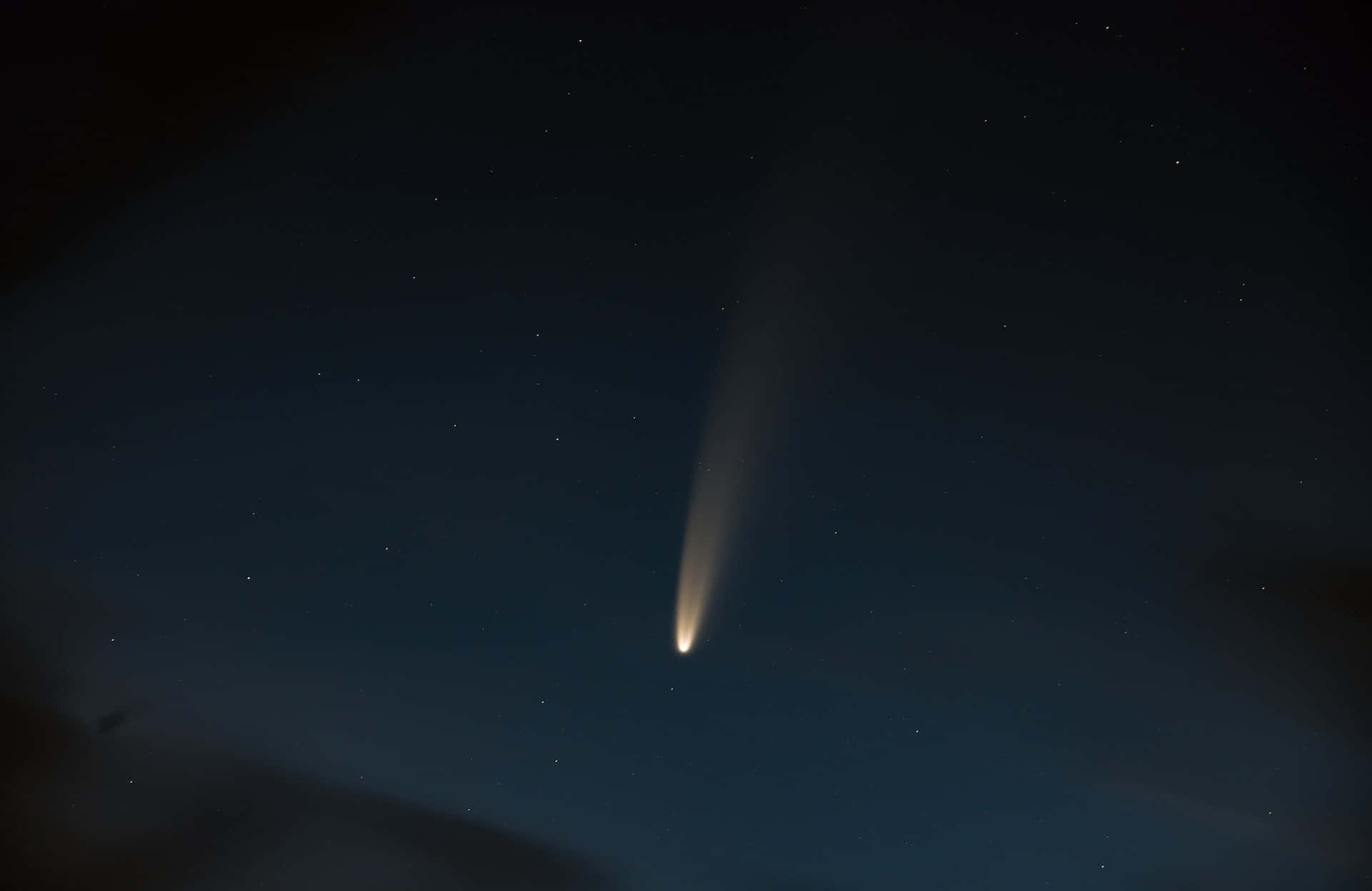 Stunning Comet in Night Sky Wallpaper