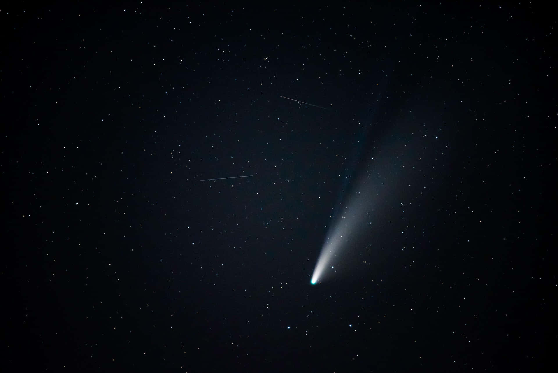 Spectacular Comet Lighting Up the Night Sky Wallpaper