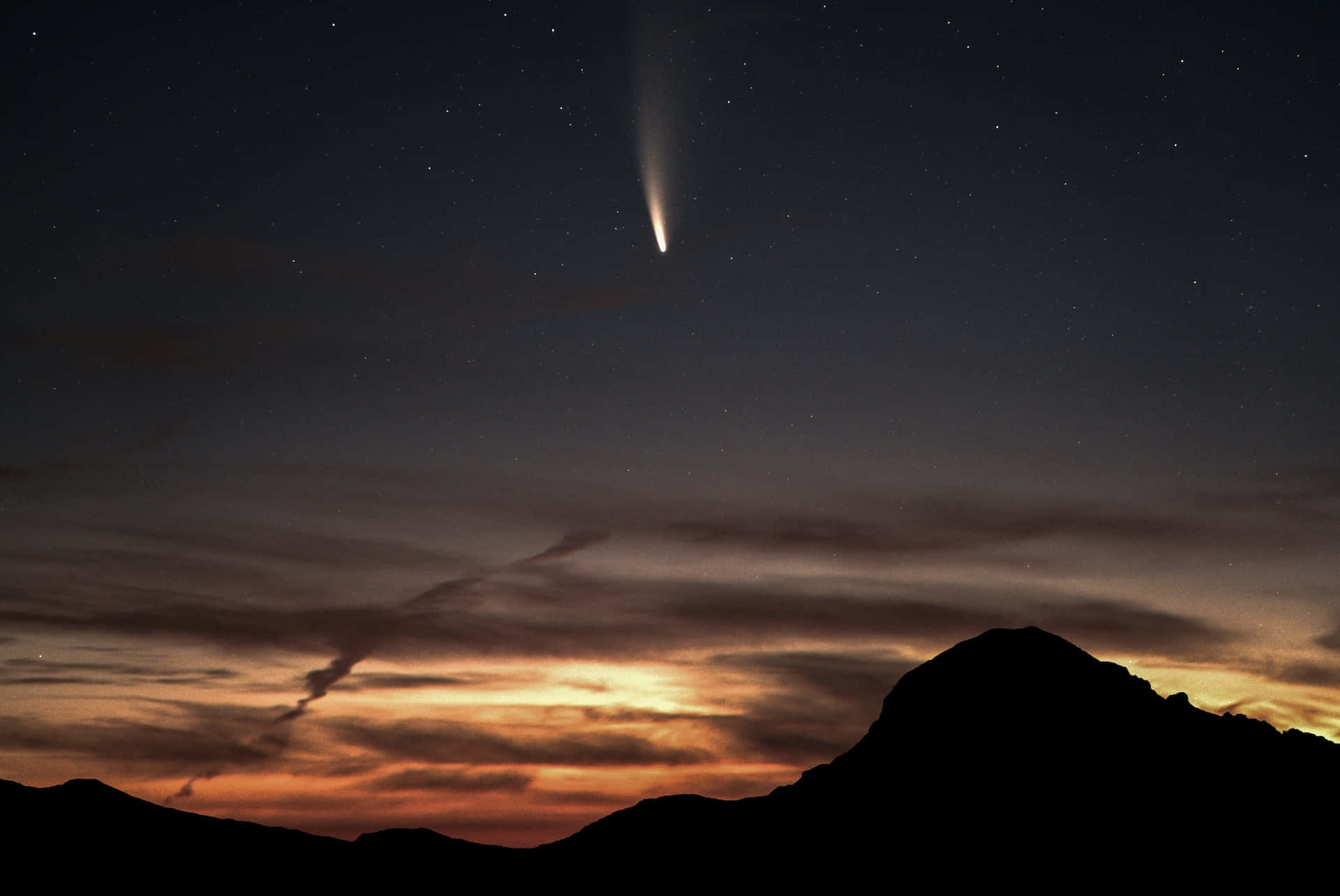 Spectacular Comet in the Night Sky Wallpaper