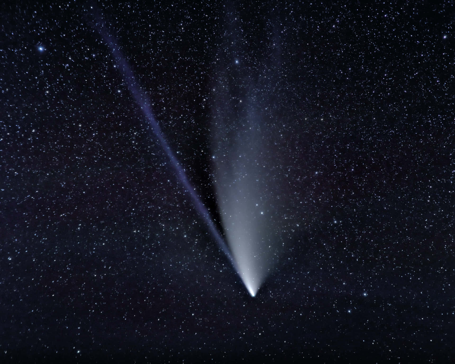 Spectacular Comet in Night Sky Wallpaper