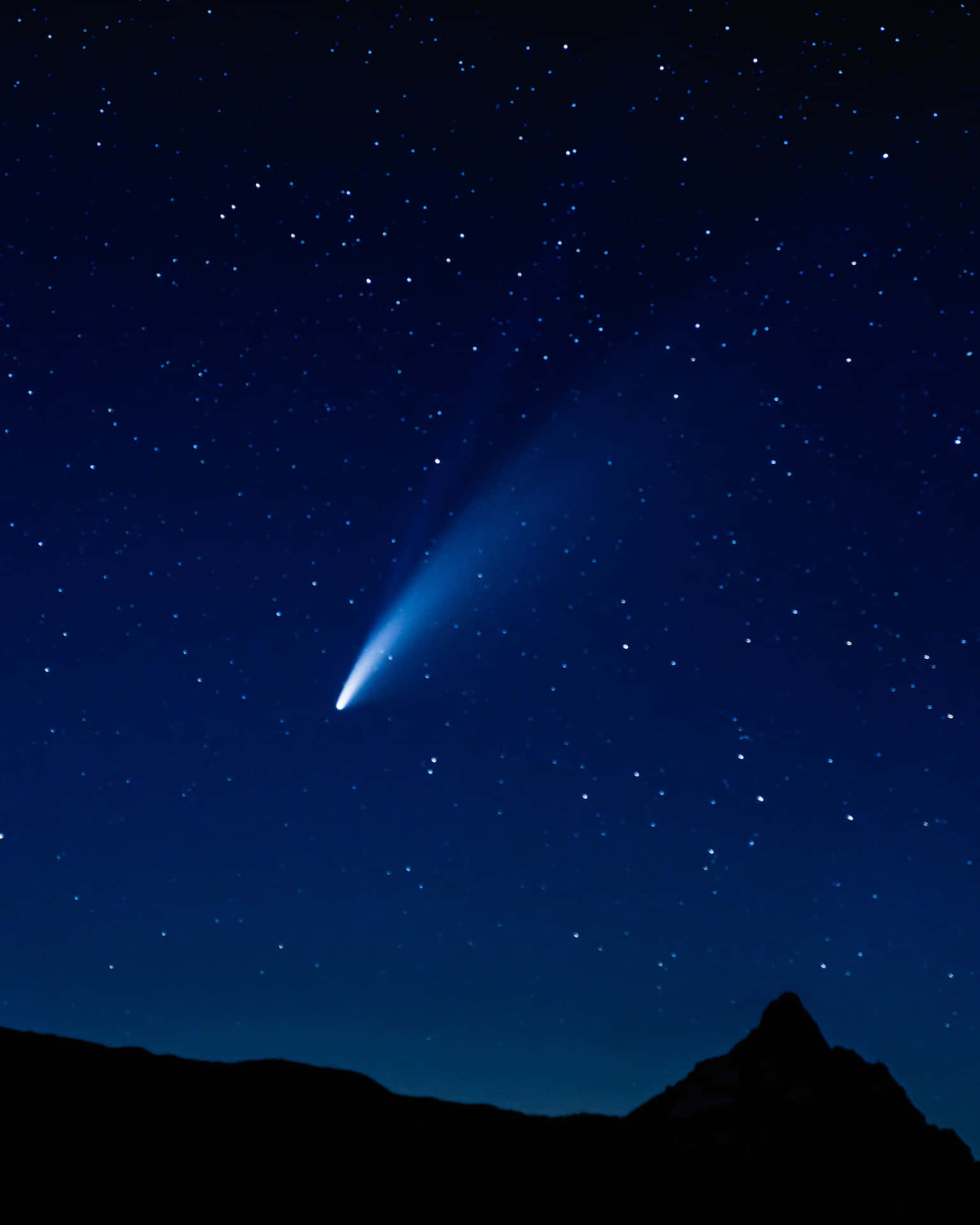 Spectacular Comet in the Night Sky Wallpaper
