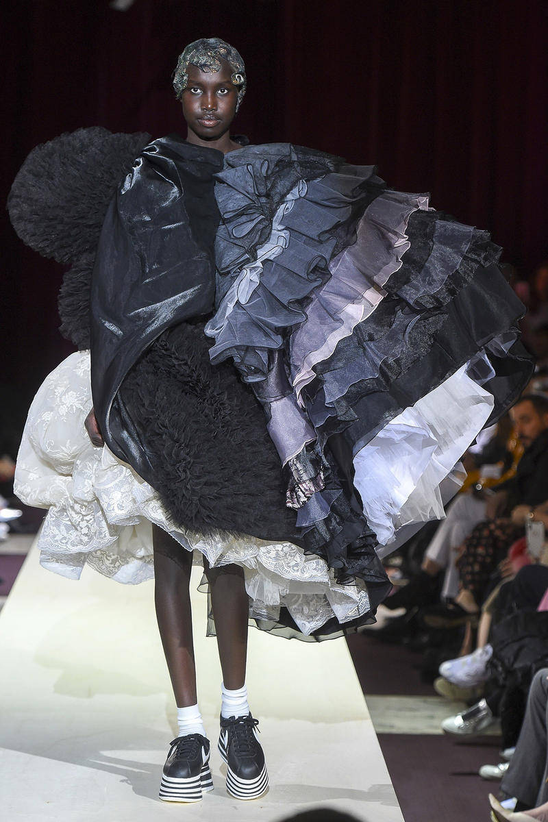 Comme Des Garçons High Fashion Ruffled Dress Wallpaper