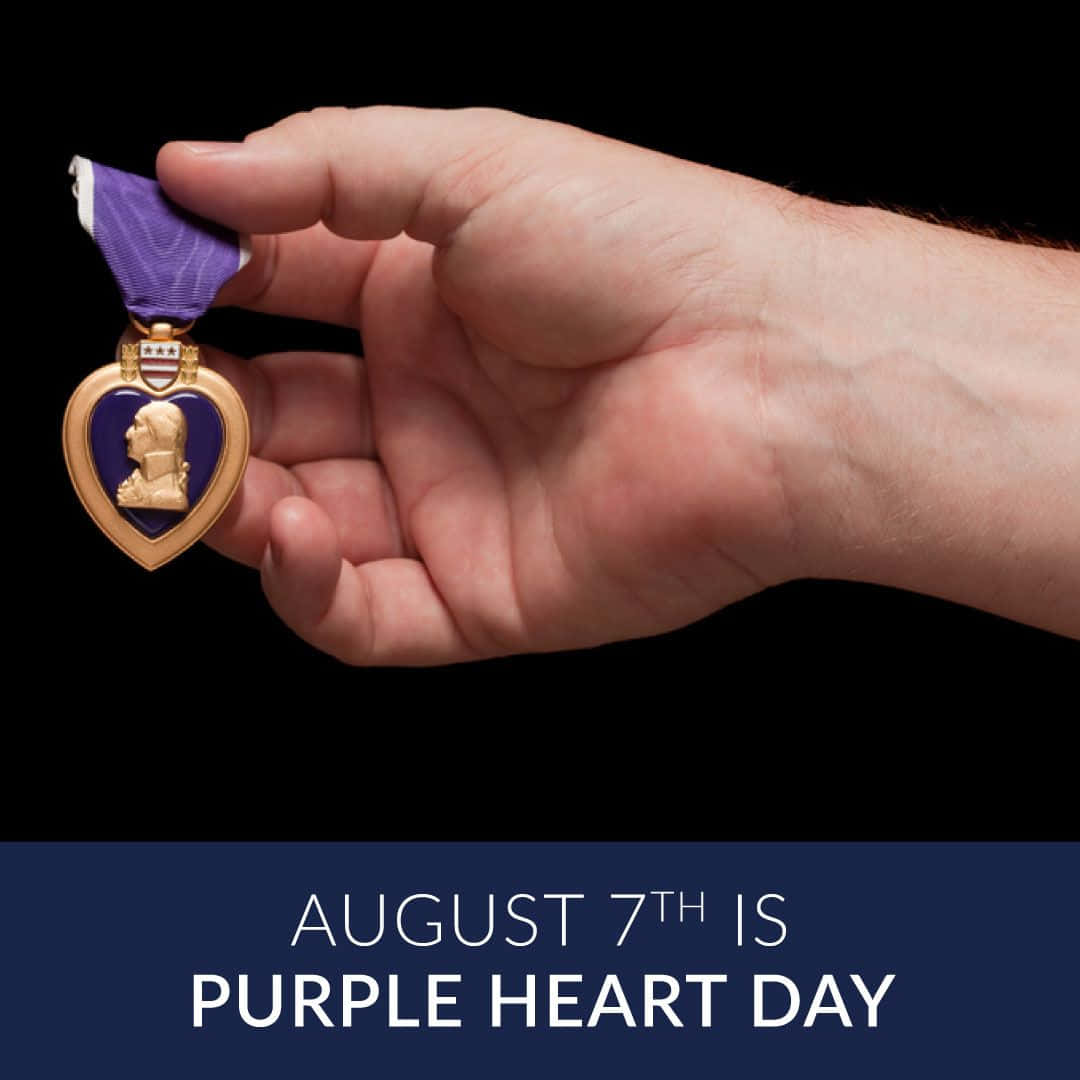 Purple heart перевод. Орден пурпурное сердце США. Медаль сердце. Медаль США С рукой. Человек с медалями.