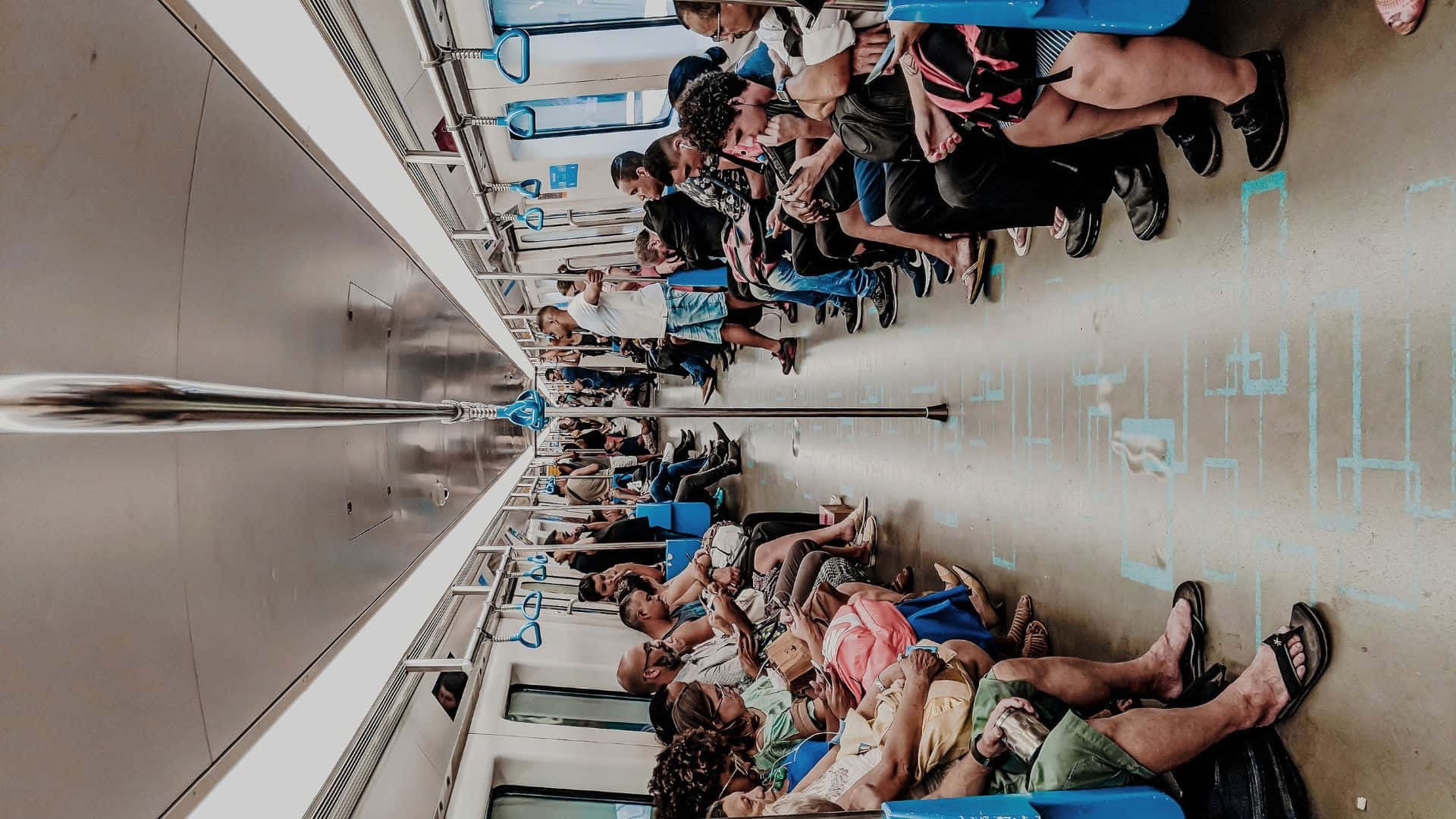 Commutatoriche Viaggiano In Una Stazione Della Metropolitana Affollata