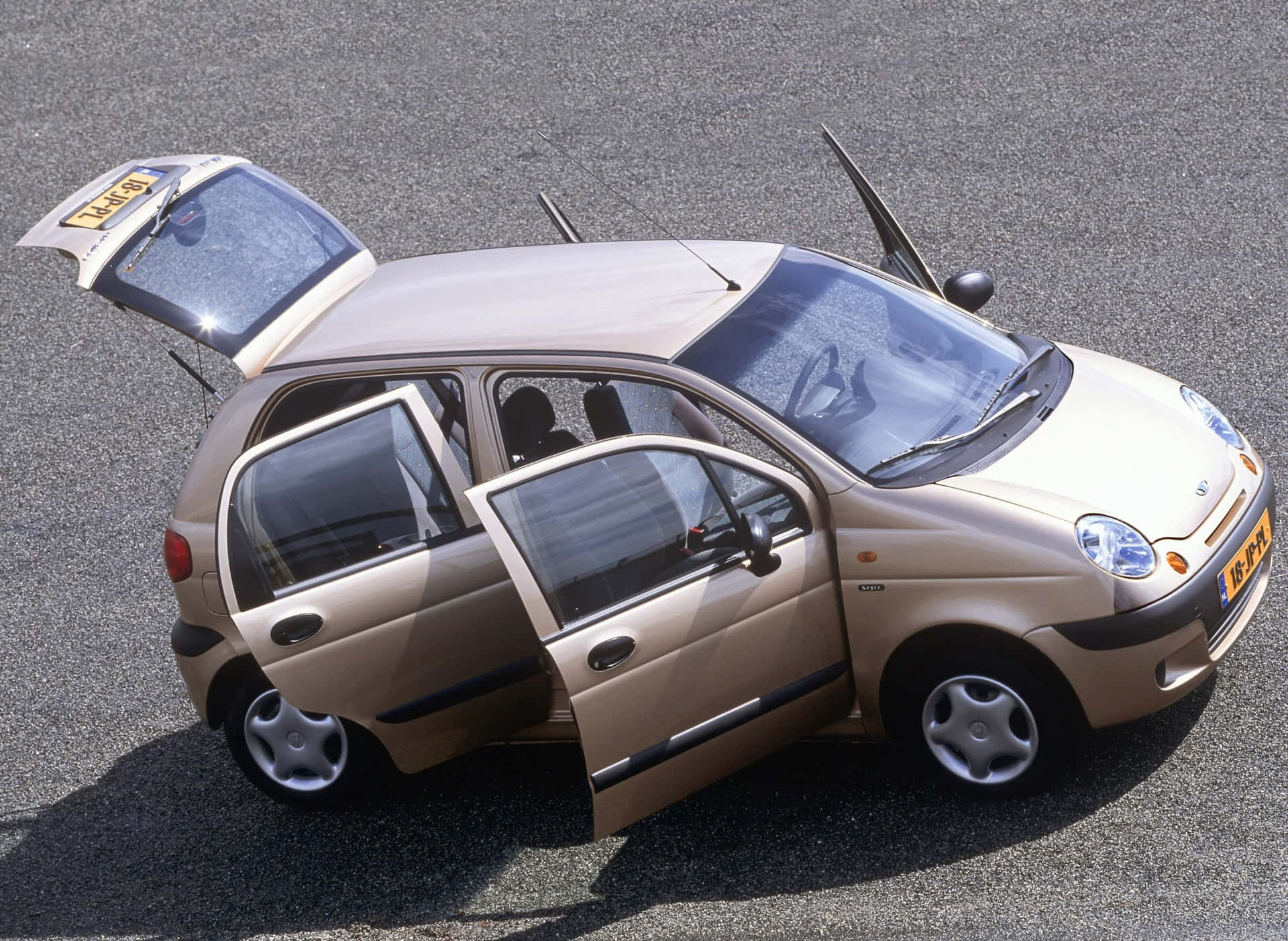 "compact Efficiency, Daewoo Matiz In A City View" Wallpaper