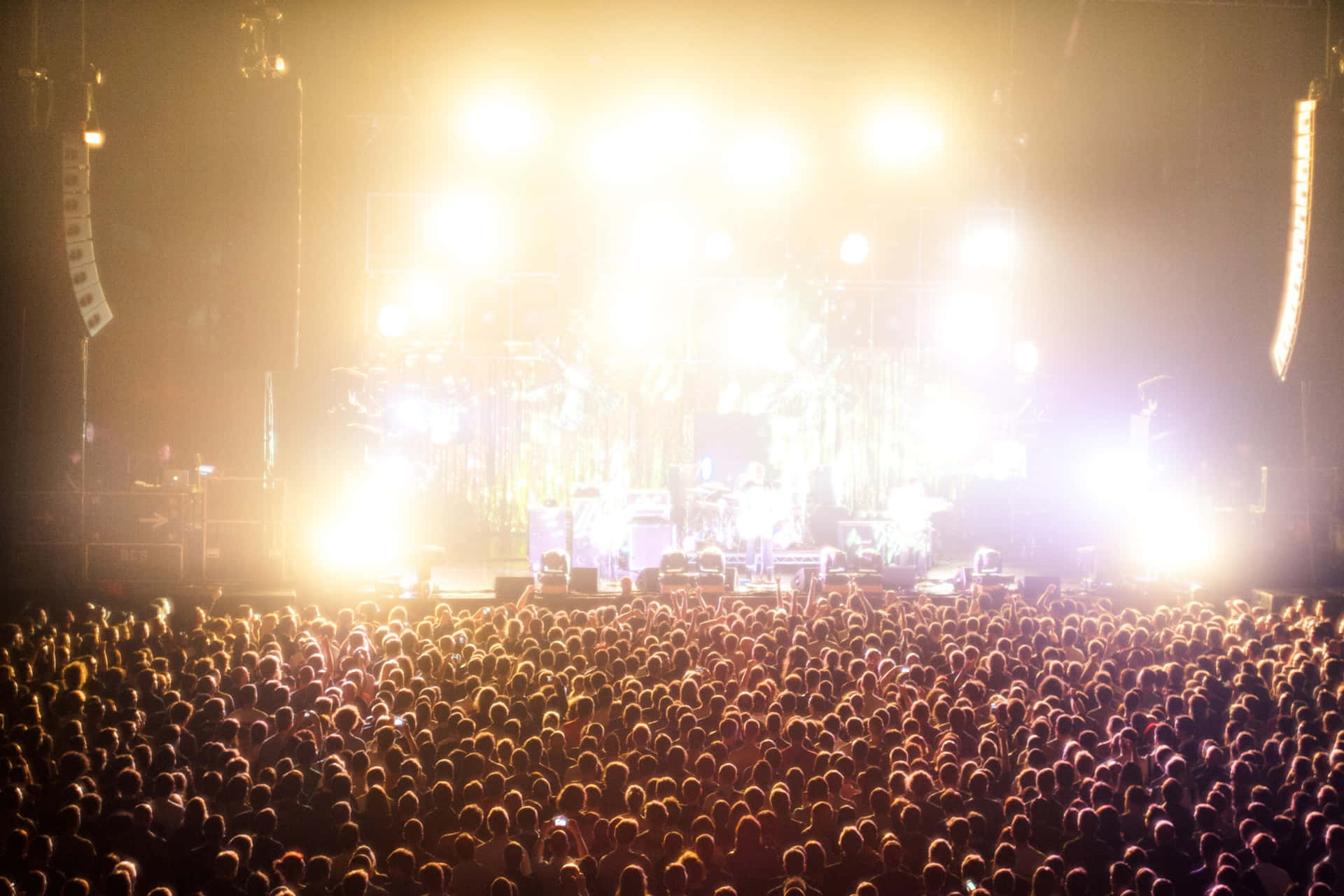Konzerthintergrund Mit Überfüllter Menschenmenge Und Hellen Lichtern