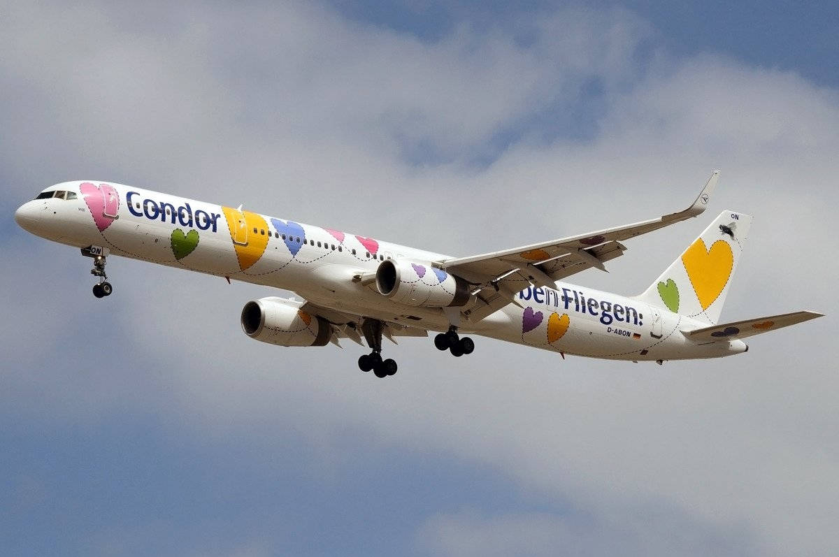 Aviónde Condor Airlines Con Corazones Coloridos Fondo de pantalla